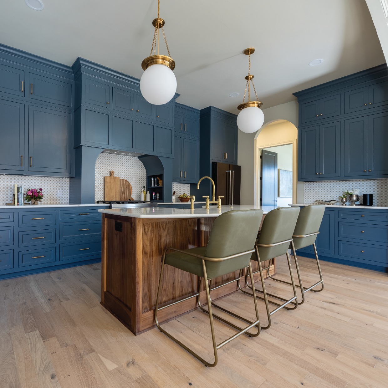 A grand kitchen that makes its own statement
Builder: @salyerhomes
Subdivision: @stratford_pointe
Photographer: @ashleyadamsmedia
Lubbock custom home | Lubbock parade of homes | Architecture detail
#pddtexas #lubbockcustomhomes #lubbockparadeofhomes #kitchendetails #kitcheninspiration #ashleyadamsmedia