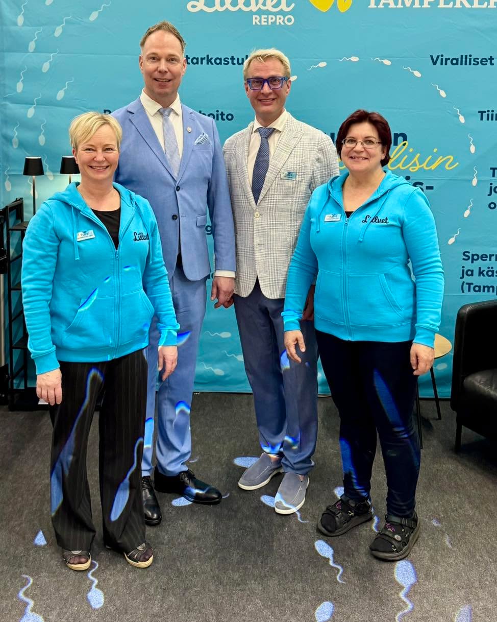 Messuviikonloppu paketissa – lämmin kiitos teille kasvattajat ja yhteistyökumppanit! 💛
Takana on upea messuviikonloppu, ja haluamme kiittää jokaista, joka poikkesi Lillvet Repron ja TamperePron osastolla juttelemaan kasvatuksesta, lisääntymisestä tai vain moikkaamassa meitä. Oli ilo vaihtaa ajatuksia, kuulla teidän tarinoitanne ja pohtia yhdessä tulevaisuuden kasvatussuunnitelmia. 🐾 Olemme myös otettuja, että Kennelliiton hallituksen puheenjohtaja Kimmo Mustonen ehti kiireiltään piipahtamaan tervehtimässä meitä osastollamme.
Koska olemme lisääntymisklinikka kasvattajilta teille kasvattajille, henkilökuntaa ei ainoastaan näkynyt ständillä, vaan myös tiiviisti kehissä juoksemassa. Näyttelykehistä tuli viikonlopun aikana useampi ruusuke ja titteli, mutta kaikkein tärkeintä meille oli tavata teidät kasvattajat.
Suuri kiitos myös SUKOKAlle tuesta ja yhteistyökumppanuudesta. 🤝
Muistathan, että tarjoamme Sukokan jäsenille palveluita erikoishinnoin, jotka löytyvät sekä meidän verkkosivuiltamme että Sukokan sivuilta.
Messuilla arvoimme myös 300 euron lahjakortin Lillvet Repron palveluihin. Arvonnan suoritti yhteistyökumppanimme, Sukokan hallituksen jäsen Johan Juslin. Arpaonni suosi tällä kertaa kennel Eber-Formasin Sonja Nyström-Ruuskasta. Onneksi olkoon! 🎉
Kiitos vielä teille kaikille ja toivomme, että näemme teidät pian myös Lillvet Reprossa Kangasalla lisääntymisen merkeissä!
Lämpimin terveisin,
Tuire, Maarit, Jukka, Janneke ja Kia
LILLVET REPRO 🐶