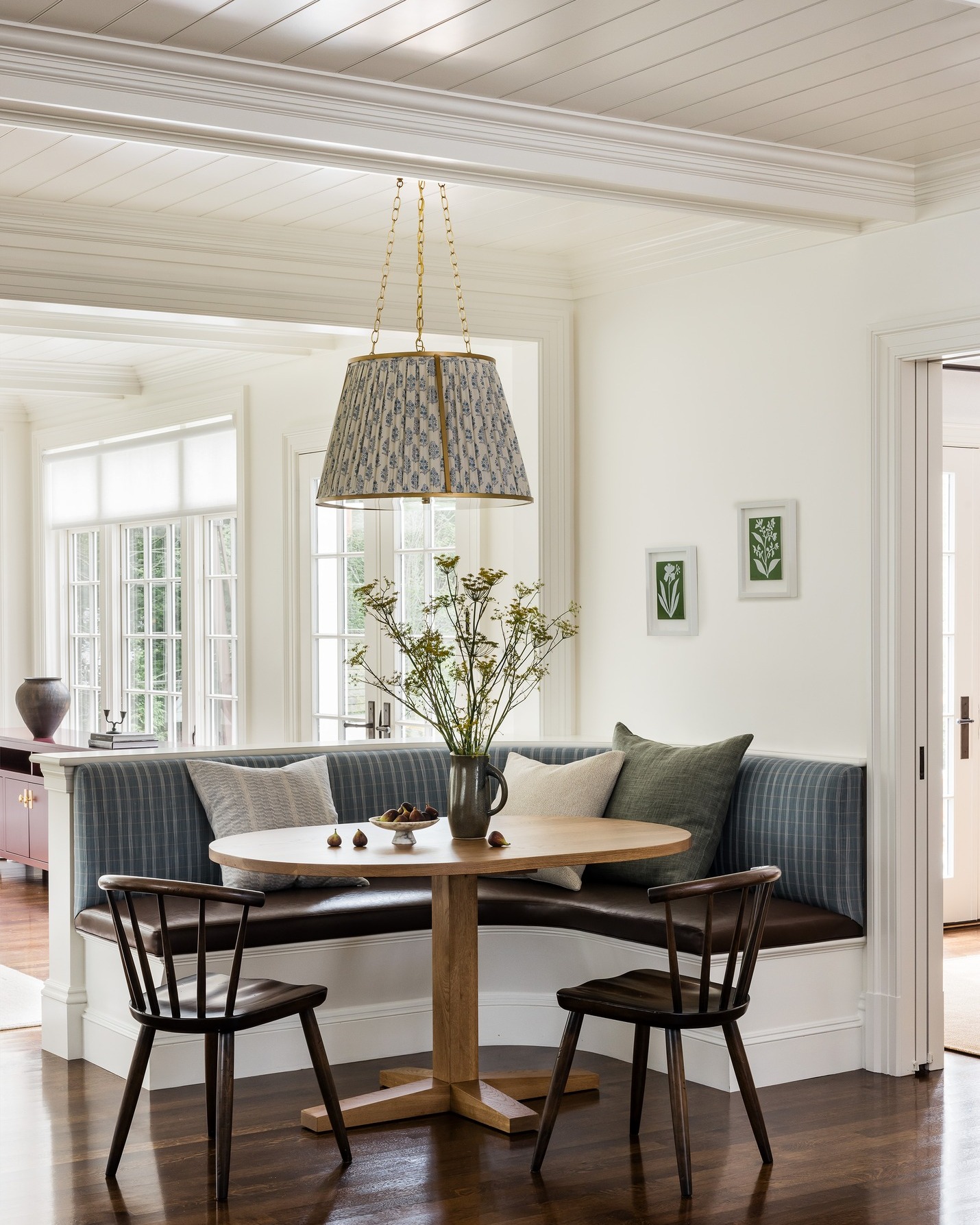 A warm breakfast nook designed for everyday living. Custom millwork, layered textures, and natural light bring a timeless New England feel to this gathering space.
Photography: @joyellewest
Interior Design: @barkoffcoppola.interiors
Architect: @patrickahearnarchitect
#luxurybuilder #customhomebuilder #breakfastnook #kitchendesign #diningspace #newenglandhomes #classicinteriors #custommillwork #luxuryinteriors #homeinspiration #cozyinteriors #timelessdesign #interiorinspo #designinspo #interiordetails #warmhomevibes #craftedliving #interiorarchitecture #homeinspo #refinedliving