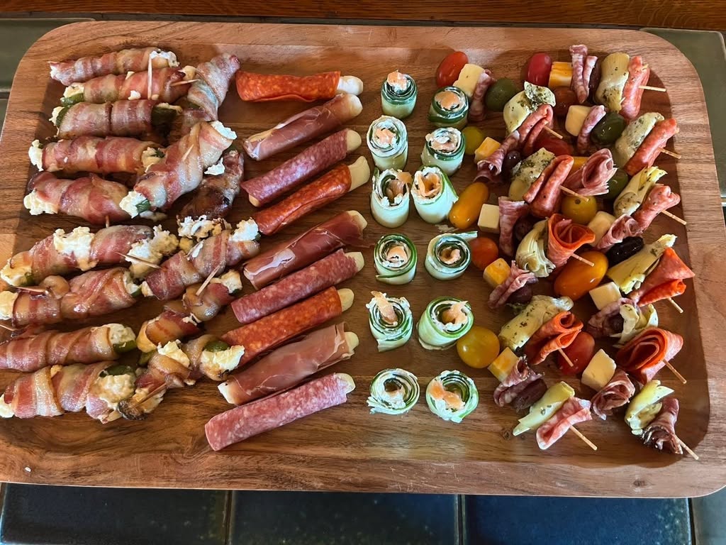 ✨ Mountain Meals and More is proud to cater The Longing & The Light ✨
We've just published our Menu! The service will be Brazilian-style and includes beef tenderloin, salmon, and much more!
https://www.canva.com/design/DAG7IhxD_ts/TuPjf7d4GhDYagkxIqluDQ/view?utm_content=DAG7IhxD_ts&utm_campaign=designshare&utm_medium=link2&utm_source=uniquelinks&utlId=h5deb433d8d
We can’t wait to help make this evening unforgettable — full of light, good food, and good company. 🎶🕯️
https://www.branchlightentertainment.com/
#MountainMealsAndMore #TheLongingAndTheLight #HolidayDinner #WyomingEvents #SeasonalCatering