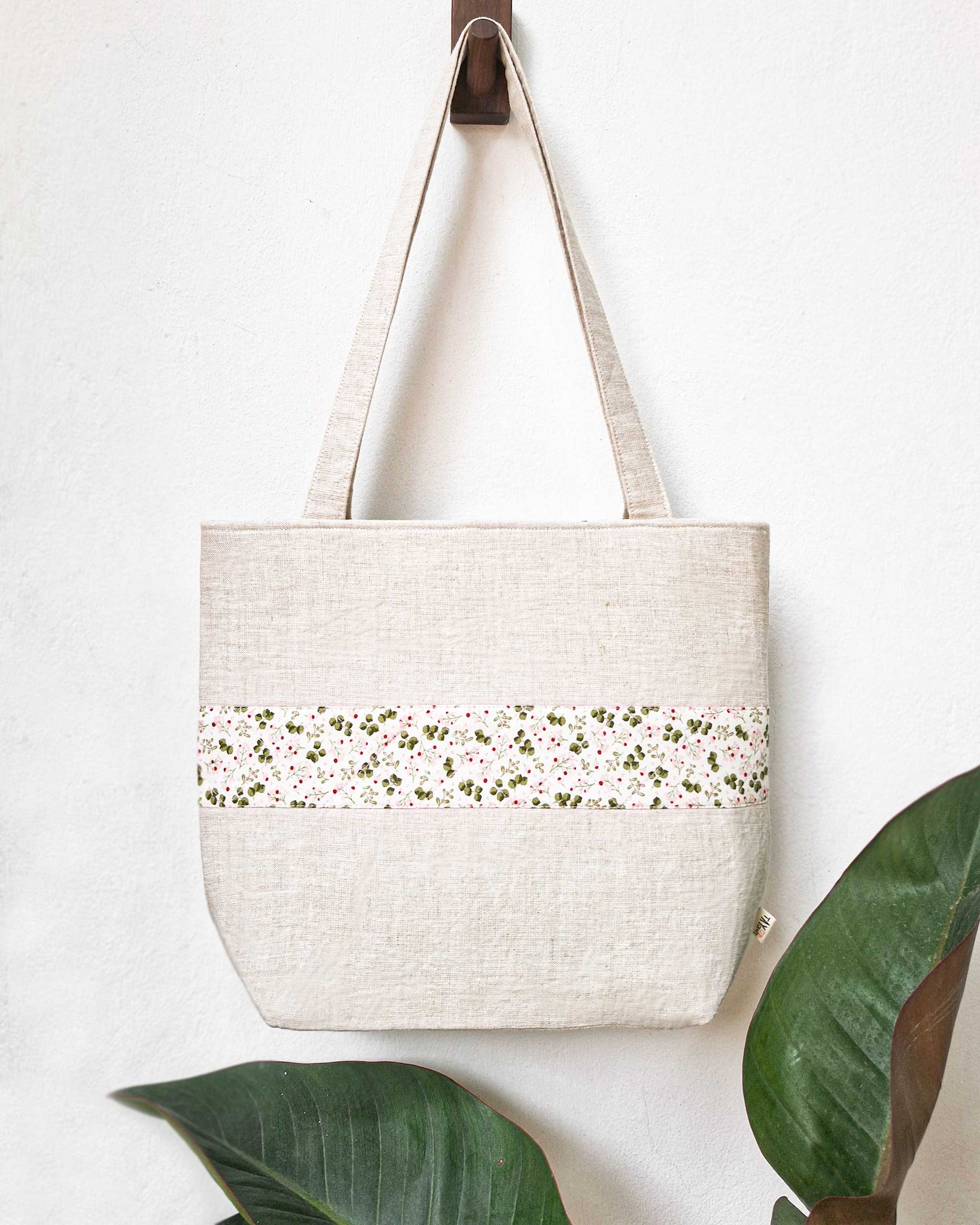 Mẫu túi xách handmade tiện dụng "đựng cả thế giới" 💯❤
__
-𝐓𝐀𝐘 𝐂𝐫𝐚𝐟𝐭-
Hand Embroidery | Organic Clothing
https://www.taycraftvn.com
IG/FB: taycraftvn
-
#taycraft #taycraftvn #handembroidery #handmade #quatangynghia #theutay #thêutay #ytuongquatang #tuitheu #thêu_tay #giftideas #víthêu