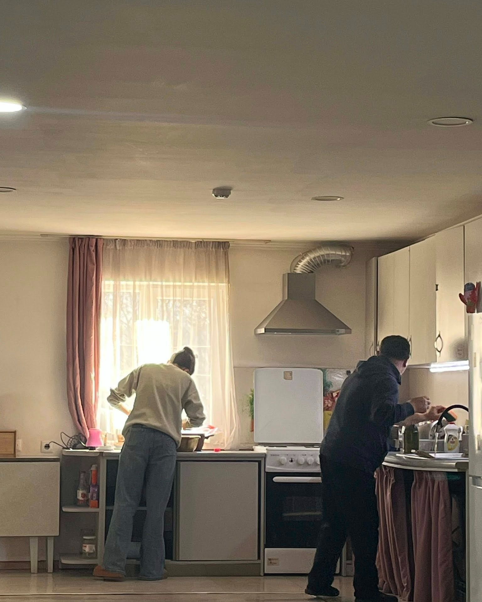 🙌 დროა მცდარი აზრები და სტერეოტიპები 2025-ში დავტოვოთ და უფრო გააზრებულად დავიწყოთ 2026 :)
შშმ პირებს არათუ საკუთარ თავზე დამოუკიდებლად ზრუნვა, არამედ მის გარშემო მყოფ ადამიანებზე, გარემოსა და სამსახურზე შეუძლია პასუხისმგებლობის აღება. დამოუკიდებლობა უნარია, რომლის გავარჯიშებაც პერსონალური ასისტენტის წყალობით ხდება.
💪 სიმართლე ერთია: ყველა ადამიანს შეუძლია უნარების დასწავლა და გაუმჯობესება.
👉 ხელი-ხელს უკვე რამდენიმე თვეა ახორციელებს პროექტს “პერსონალური ასისტირების პროგრამის გაუმჯობესება თბილისში”. მისი მიზანია დაეხმაროს შშმ პირებს გახდნენ დამოუკიდებელნი და ჩაერთონ საზოგადოებრივ ცხოვრებაში. მეტი ინფორმაციისთვის და სერვისში ჩართვისთვის მოგვწერეთ პირად შეტყობინებაში
handinhandg@gmail.com | 577 31 99 74