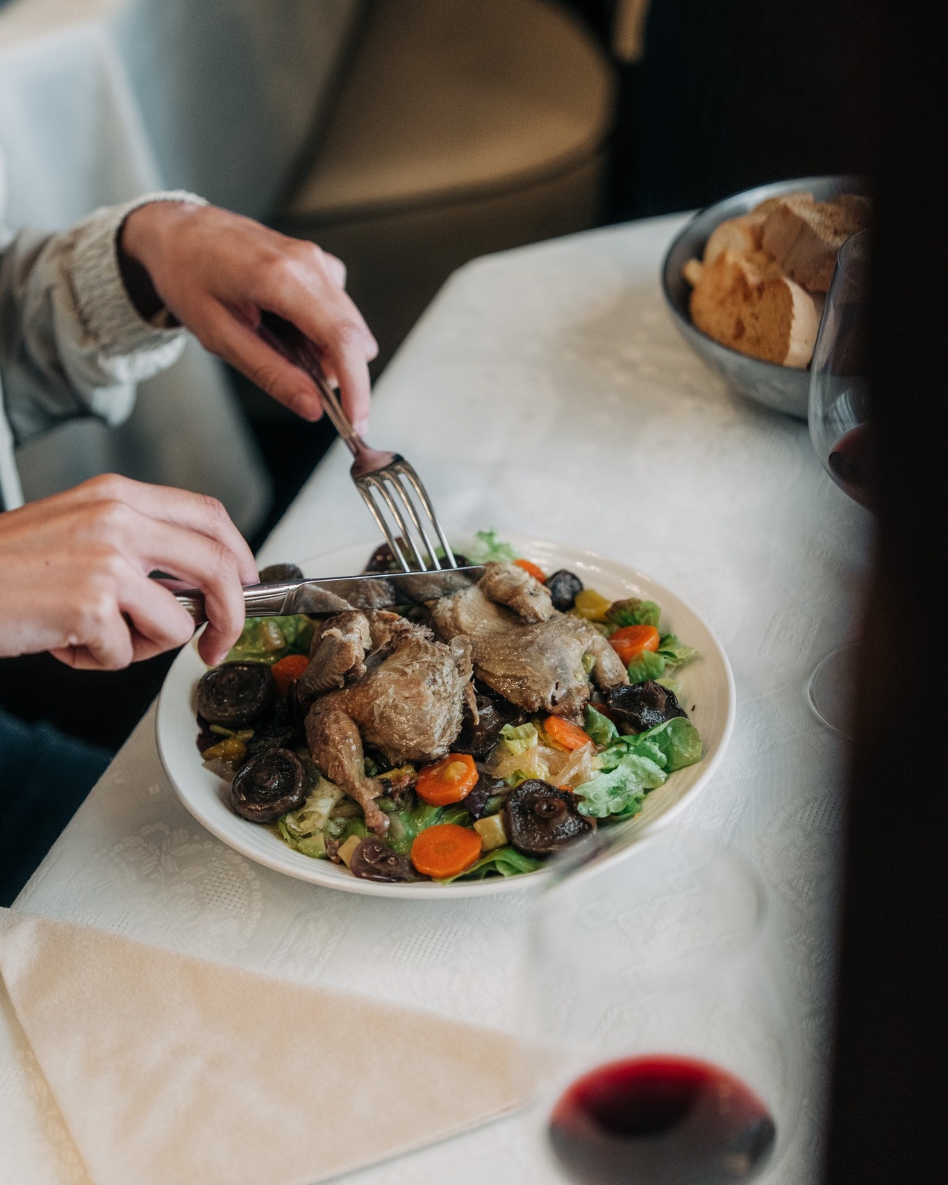 En nuestra cocina, trabajamos con productos de km0, ingredientes del territorio que hablan de nuestra tierra y de su manera de entender la gastronomía 🧡
Los transformamos en platos que parten de recetas de toda la vida, esas que hemos visto cocinar desde siempre, pero a las que añadimos un toque creativo para seguir sorprendiéndoos 😉
Como nuestros Brotes tiernos con perdiz escabechada al estilo de Mercedes, un plato típico del territorio que reúne memoria, técnica y ese carácter tan nuestro 😍
#mesondelpastor #bibgourmand #morella