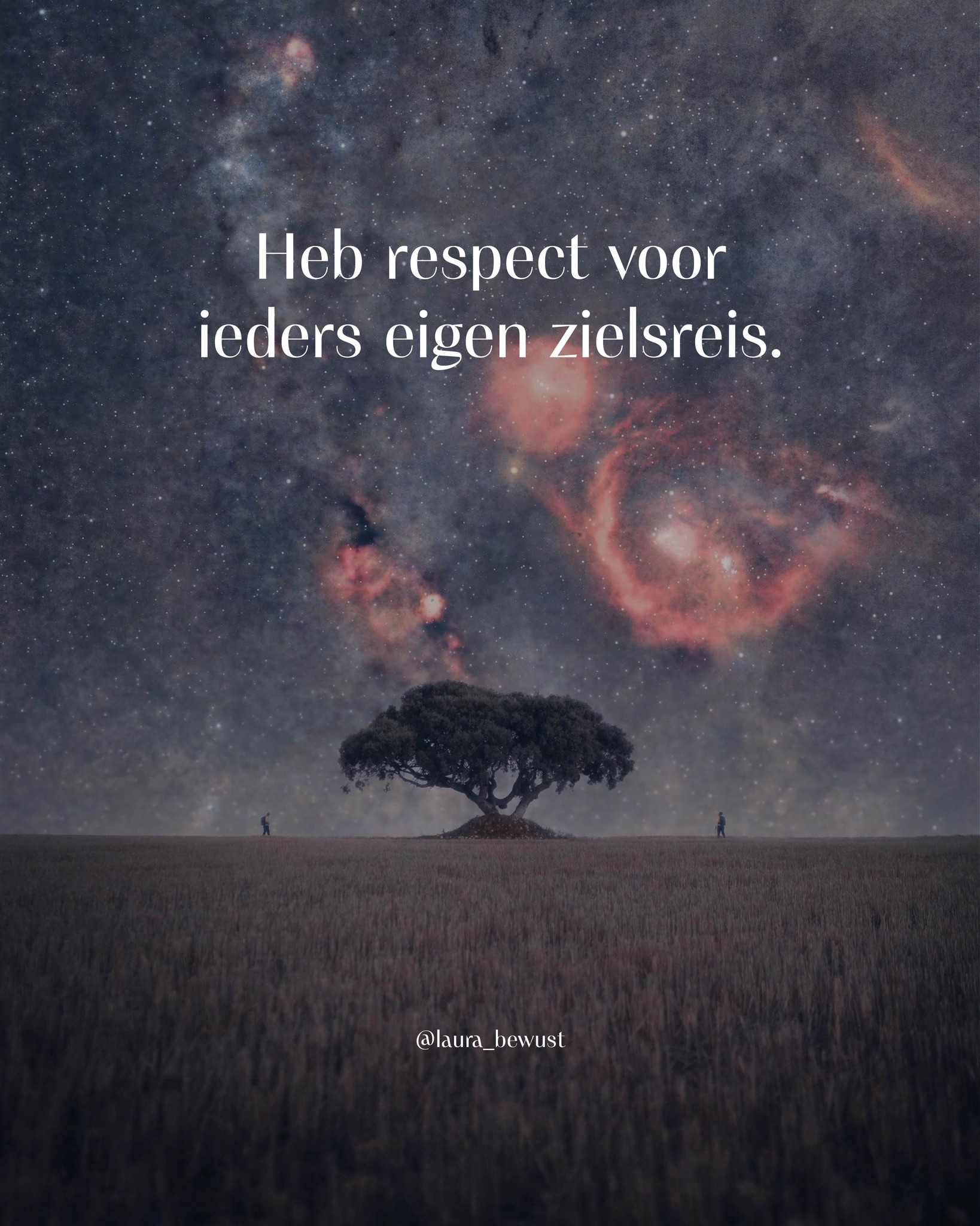 We maken allemaal onze eigen zielsreis, met lessen die precies passen bij waar wij mogen groeien.
Wat jij hebt mogen helen, hoeft een ander nog niet te zien.
Wat jij al losliet, mag voor iemand anders nog even blijven.
Het vraagt compassie om dat te kunnen laten zijn. Zonder oordeel. Zonder het te willen fixen of versnellen. Zonder jouw proces op een ander te projecteren.
Het leven komt ieder van ons toe zoals wij het bewust of onbewust zelf creëren. Alles wat zich aandient heeft een bedoeling. Zelfs wanneer het schuurt, pijn doet, of niet begrepen wordt – hoe moeilijk dat soms ook is.
Ieder mens loopt het pad op zijn of haar eigen tempo. En dat pad verdient maar één ding: respect.
Want uiteindelijk zijn we allemaal onderweg naar hetzelfde: peace of mind en herinneren wie we werkelijk zijn.