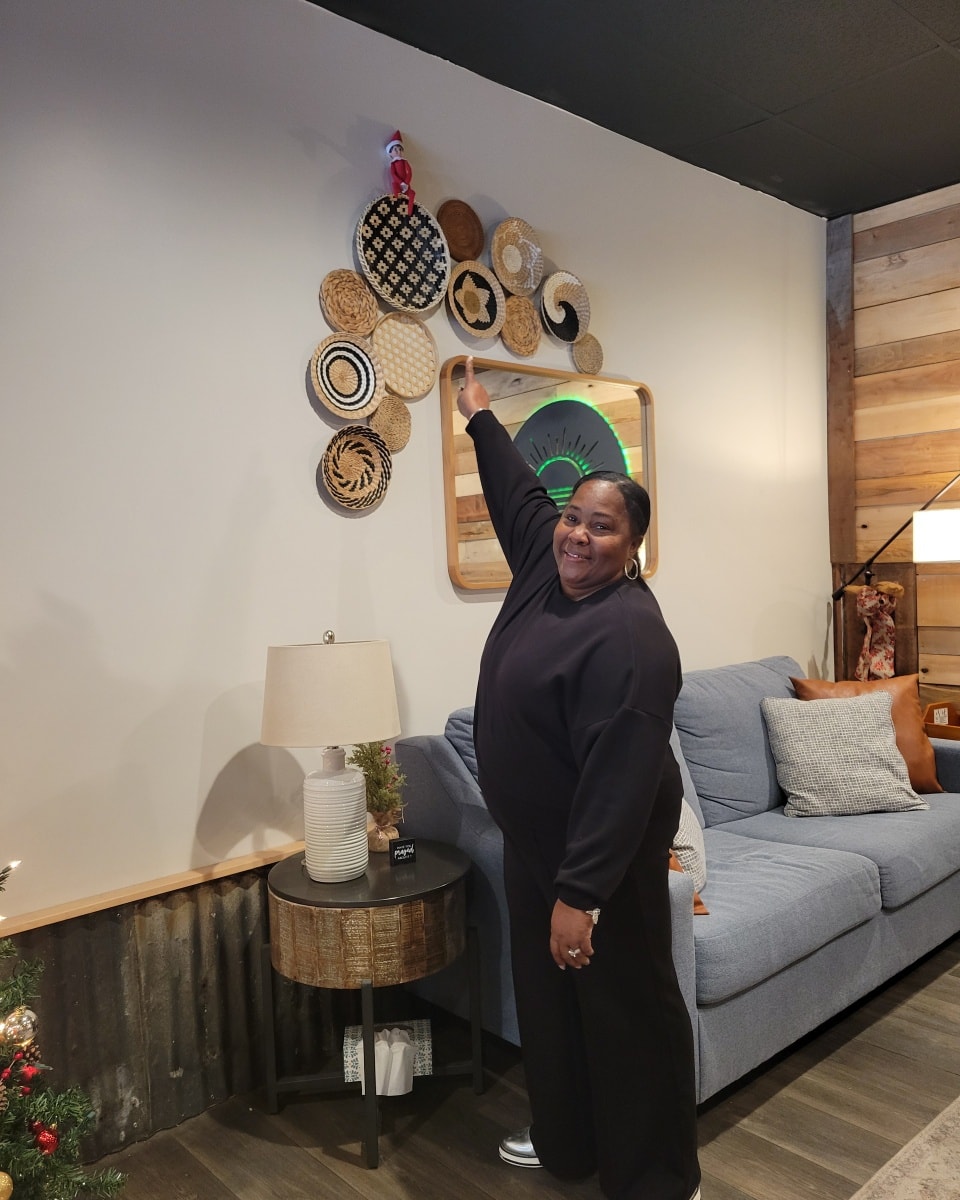 Congratulations to Helena! She found Joe Bean and received a free purchase today! Joe Bean will be with us for four more days.😍