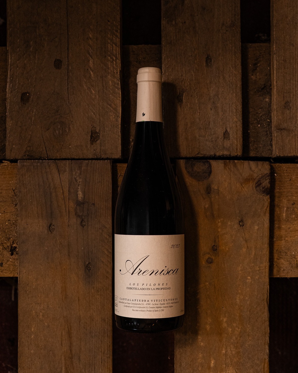 Esta Navidad te invitamos a descubrir Arenisca 2023, de Cantalapiedra Viticultores, un vino que refleja con precisión la esencia de La Seca y el carácter de sus suelos arenosos. Elaborado a partir de viñedos de verdejo de cepas viejas, Arenisca 2023 es un vino lleno de identidad.
En nariz muestra una expresión sutil y elegante, con notas de fruta blanca, hinojo y recuerdos minerales, mientras que en boca destaca por su textura, frescura y longitud, con un equilibrio natural que lo hace gastronómico y muy versátil en la mesa.
🎁 Hasta finales de diciembre, disfruta de nuestra oferta web de Navidad:
10% de descuento en la compra de 6 botellas de Arenisca.
⚠️ Promoción válida exclusivamente para compras a través de nuestra web. No aplicable en tienda física.
📅 Válido hasta el 31 de diciembre.