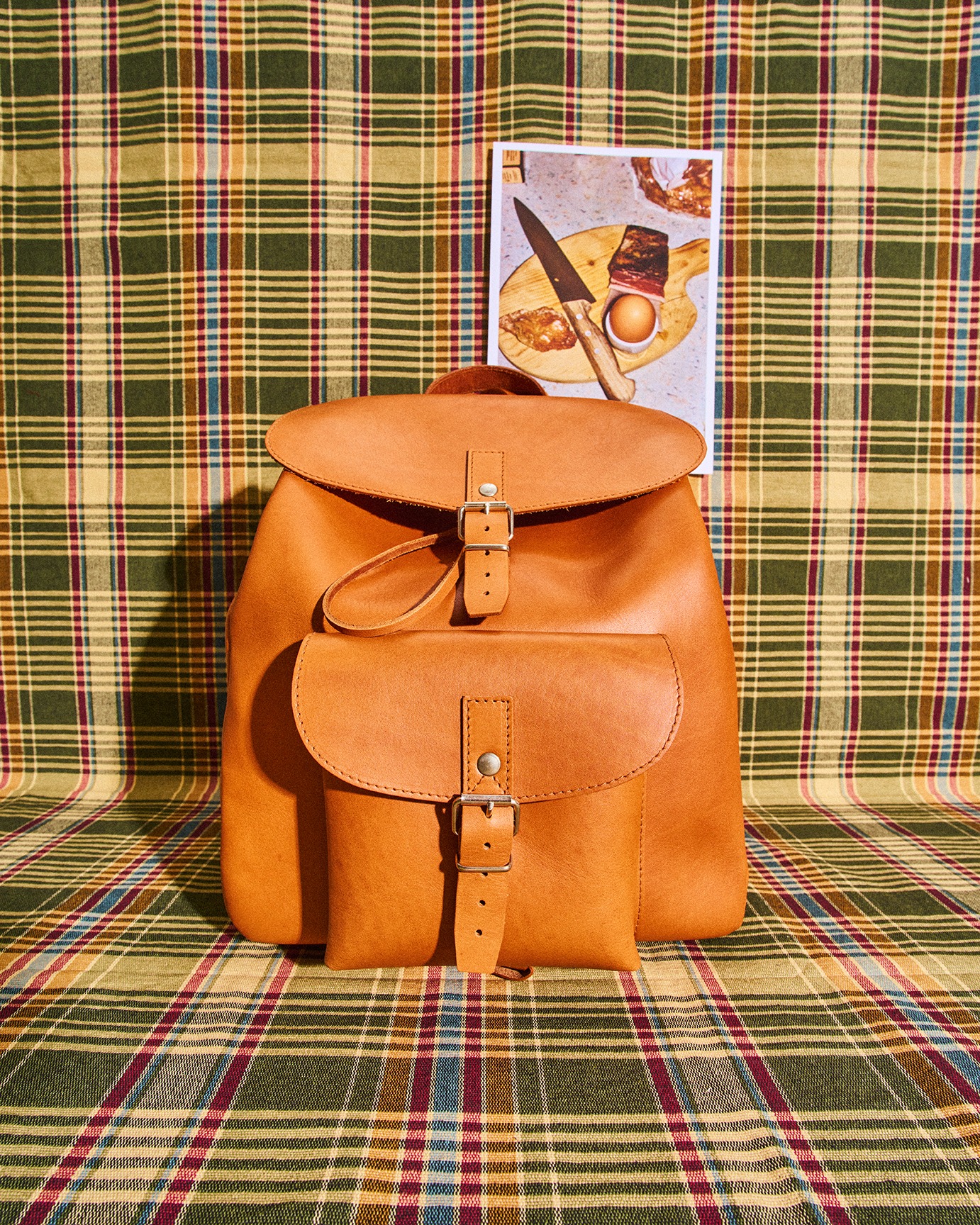 Nostalgie trifft Alltag. Eleganz trifft Funktion
Ein Stück Handwerk für Menschen, die Wert auf Beständigkeit legen.
Der Marstaller Rucksack „Nostalgie“ ist genau so ein Begleiter: handgefertigt, funktional, zeitlos – und gemacht fürs Leben.
Gefertigt aus vegetabil gegerbtem Rindleder in Cognac, überrascht er mit liebevollen Details:
- Außentasche für alles, was schnell griffbereit sein soll
- Flaschenschlaufe im Hauptfach – perfekt für Thermos oder Trinkflasche
- Großes Innensteckfach mit Orga-Fächern
- Klassischer Verschluss mit Lederband, Überschlag und Rollschließe – schön wie früher
- Verstellbare Lederriemen für optimalen Tragekomfort
Link zu unserem Online Shop findest du in der Bio
Foto @silvioknesevic
#marstaller #handwerk #lederliebe #rucksackliebe #nostalgie #zwischendenjahren #slowfashion #echteshandwerk #madeingermany