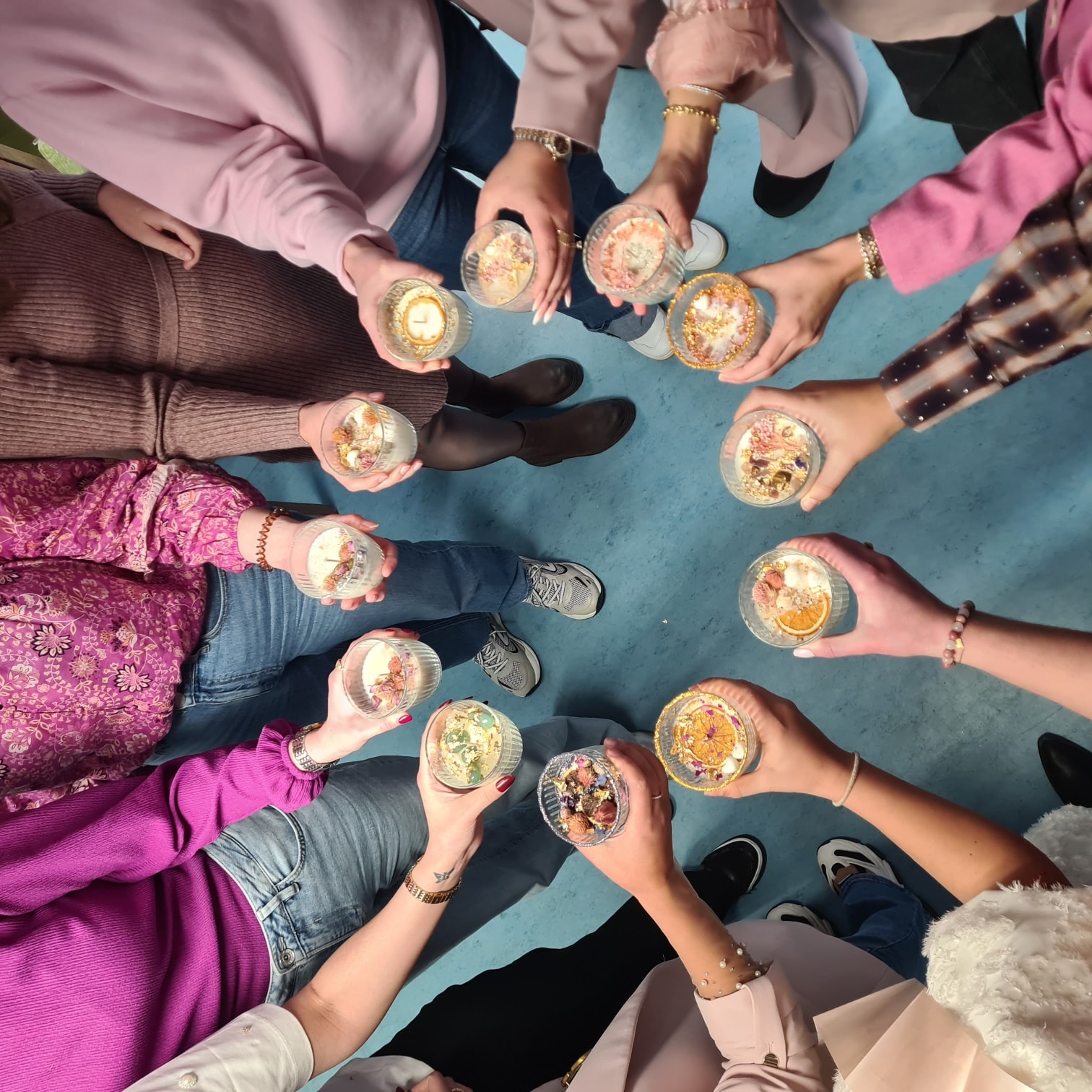 Voor het vrijgezellenfeest van Lejli mocht ik 12 vrouwen ontvangen voor een workshop geurkaarsen maken. Er werd zóveel gelachen, er was oprecht plezier. Met een speciale shout-out naar de kleinste zus van het stel, die de sfeer er heerlijk in hield 😄
Maar naast de luchtigheid gebeurde er nog iets moois. Twee culturen kwamen samen, en tussen het creëren door ontstonden gesprekken die dieper gingen dan je vooraf verwacht. Momenten die raken, verbinden en blijven hangen. Dat maakt dit werk voor mij zo bijzonder.
Deze groep was speciaal. Het voelde als een eer om hen die dag te mogen ontvangen en een onderdeel te zijn van deze fase richting de grote dag.
Over twee weken is het zover: de bruiloft ✨
Ik wens het bruidspaar alle liefde, geluk en mooie herinneringen samen 🤍
Liefs,
Robin van Raw Candles
P.s. swipe voor de tafel ná de workshop. Alleen daaraan kun je al zien hoe ze helemaal opgegaan zijn in het kaarsen maken. Een rommelige tafel aan het einde betekent voor mij ontzettend veel haha oh en ik kreeg ook nog heerlijke leftovers mee.