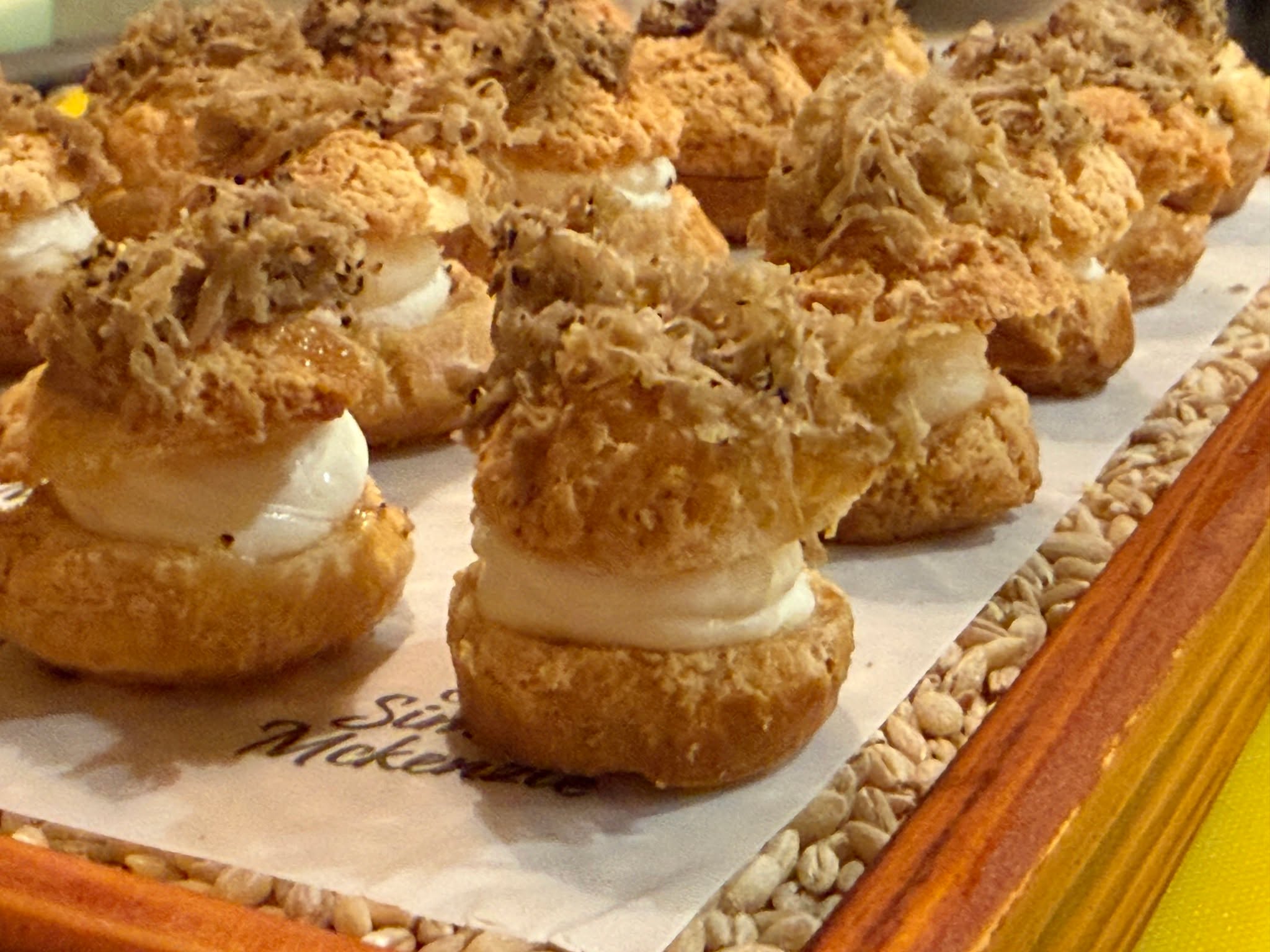 This is quickly becoming my favorite canapé. It's slightly extravagant but why not!
Cream Cheese Gougeres, Wiltshire Truffle
Small choux buns topped with a craqueline top of gruyer filled with truffled cream cheese then topped with as much shaved Wiltshire truffle I can balance on top!
A little bit of luxury to start the evening off
#privatechef #buffet #bowlfood #finedining #bespoke #passion #oxfordshire #caterer #wedding #local #reading #luxury #seasonalproduce #henley