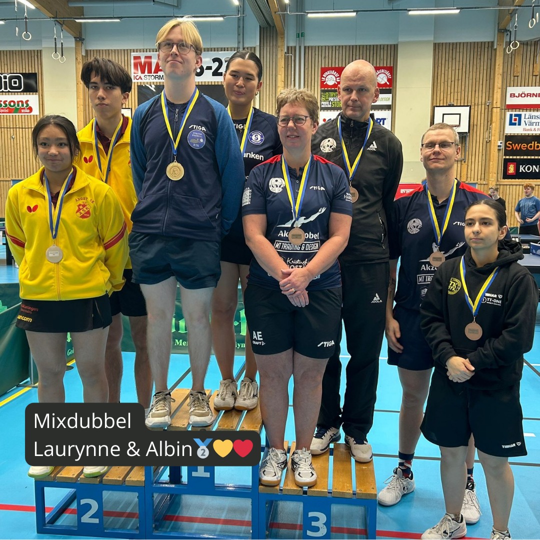 DEL 2: Fantastiska pingisdagar i början av december! Ängby SK har varit representerade på flera håll den här helgen – från Finlandia Open, till Svealandsmästerskapen, och hemma i Vinstahallen där vi arrangerade säsongens sista Ungdomspool. 🏓💛
I Svealandsmästerskapen spelade många av våra ungdomar fantastiskt fint och vi fick med oss flera starka pallplatser. Här är våra toppresultat:
Herrjunior dubbel – Love & Alexander 🥇
Damsingel öppen – Laurynne 🥇
Flickor 14 – Juno 🥈
Herrsingel öppen – Alve 🥉
Damjunior 18 – Emilia 🥉
Mixed dubbel – Laurynne & Albin 🥈
Mixed dubbel 14 – Juno & Sixten 🥇
Mixed dubbel 18 – Julia & Alexander 🥈
P11 Pingisiaden – Dominik 🥇
Damjunior 20 – Laurynne 🥇
Flickor 16 – Juno 🥈
Herrjunior 20 – Albin 🥈
Stort grattis till alla medaljörer – och ett varmt tack till alla våra fantastiska föräldrar och ledare!
Vi vill också skicka ett lika stort heja till alla som deltog, kämpade och visade fin laganda. Vi är stolta över var och en av er. 💛🏓❤️
Tack även till alla som bidrog till en riktigt härlig avslutning på Ungdomspoolerna.
Heja Ängby! 💛❤️🏓