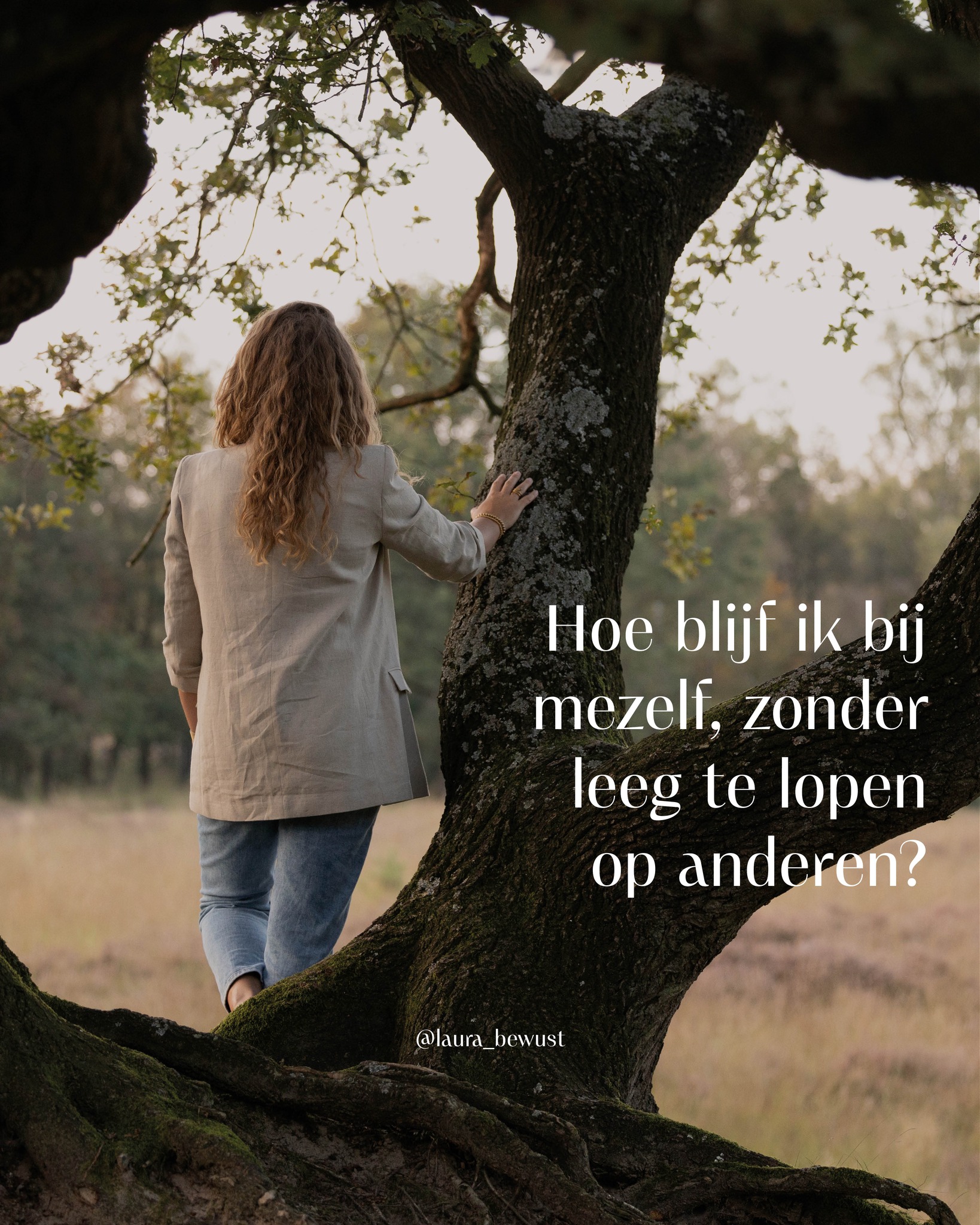 Energetische hygiëne is een voorwaarde voor helderheid, balans en persoonlijke groei. Net zoals je dagelijks je lichaam verzorgt, vraagt ook je energieveld om aandacht en onderhoud. Als jij je iedere dag bewust bent van je energieveld en jouw veld regelmatig opschoont, creëer je ruimte voor nieuwe energie, inzichten en genezing.
Wanneer je energetisch vervuild bent, wordt alles troebel: je intuïtie is moeilijker te horen, je lichaam geeft signalen die je niet kunt duiden, en je emotionele reacties voelen zwaarder dan nodig. Vaak merk je het pas als het begint te schuren – wanneer je sneller uit balans raakt, je je moe of leeggezogen voelt, of je juist een dis-connectie ervaart met jezelf.
En dit is niet alleen voor gevoelige mensen. 😉
Met de feestdagen voor de deur is het daarom extra fijn om te weten hoe je jouw energieveld dagelijks kunt resetten, zuiveren, optimaliseren en activeren én hoe je energie vanuit je omgeving door je heen kan laten bewegen zonder het aan te nemen.
In mijn blog ‘Reinig je energieveld: Hoe blijf ik bij mezelf, zonder leeg te lopen op anderen?’ neem ik je mee in het verfijnen van je energetische hygiëne, het opbouwen van een energetisch veld dat met jou resoneert, je voedt én hoe je daarin loslaat wat je niet langer dient – bewust, diep en bekrachtigend.
Klik op de link in mijn insta bio of ga naar laurabewust.nl om dit verdiepende artikel te lezen.
Behoefte aan een krachtige audio waarin je in 20 minuten je energieveld reinigt en bekrachtigd? Via de link in mijn bio of op de website vind je alle audio opnames die beschikbaar zijn.