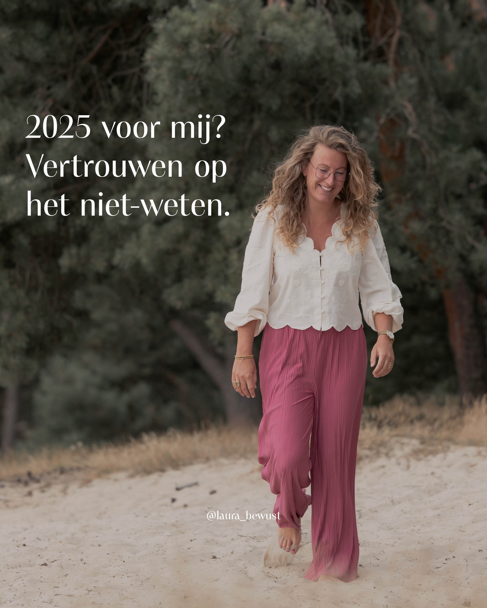 Als ik terugkijk op het afgelopen jaar, voel ik vooral hoe ik ben uitgedaagd om te vertrouwen en me over te geven aan het nog-niet-weten.
Begin dit jaar zette ik de intentie: “Ik herinner mijn diepste waarheid en deel deze zonder concessies met de wereld.”
Dat ik in maart al werd uitgenodigd om te spreken voor een groep Touch of Matrix therapeuten, had ik toen niet kunnen bedenken. Mega spannend – maar ik ging het aan.
Nu kan ik inmiddels zeggen dat 2025 mij veel meer heeft gebracht dan ik vooraf had kunnen bedenken.
In januari liep de wachttijd voor mijn 1-op-1 sessies ineens terug van 4 maanden naar 2. En ja, je zou kunnen denken: “Kom op, je hebt nog steeds een wachttijd!” Maar het raakte bij mij op dat moment iets diepers. Ik wist immers niet hoe zich dat verder zou ontwikkelen. Mijn hoofd sloeg meteen op hol, ging uit van het slechtste scenario. Ik had iets te leren en achteraf gaaf het me juist meer lucht en ruimte voor mezelf en mijn proces.
Er begon ook iets te borrelen: Er wil iets nieuws ontstaan. Een nieuw aanbod - Dat voel ik nu al zo’n 8 maanden.
Het vraagt nu al maanden om het niet te sturen vanuit mijn hoofd, maar te wachten op wat écht wil ontstaan vanuit overgave.
Dat betekent ook: loslaten dat het moet passen in bestaande structuren, en omarmen dat ik mag creëren op een manier die klopt bij mijn gaven, kennis en de mensen met wie ik het allerliefst werk.
Nu, bijna een jaar later, zie ik langzaam de rode draad ontstaan. Ik ben er nog niet – maar het wordt gecreëerd. Daar heb ik alle vertrouwen in. So stay tuned!✨
Het leven loopt altijd anders dan je denkt. Juist doordat je wordt uitgedaagd op plekken waar je het niet verwacht. En soms is het gewoon (nog) niet het juiste moment – en dat is helemaal oké.
Meebewegen met wat zich aandient, in plaats van meegaan in de drama’s van het hoofd – dát is groei.
Mensen denken vaak dat het bij mij allemaal vanzelf gaat. Maar nee – ook ik heb mijn processen, mijn uitdagingen, mijn innerlijke groei.
Het is bijzonder wat er in een jaar in beweging komt als je één duidelijke intentie zet.
Maar daarvoor moet je wel écht kiezen.
Wat is jouw intentie voor het nieuwe jaar?