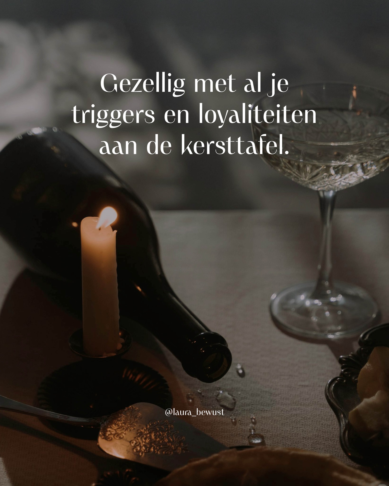 Zodra je weer met je familie aan tafel zit, word je onbewust teruggezet in oude rollen, dynamieken en oude pijnstukken die je dacht allang achter je te hebben gelaten.
Misschien merk je dat je ineens kleiner wordt. Vermoeider. Liever je mond houdt. Overprikkeld raakt. Of dat je in patronen schiet waarvan je dacht dat je ze had doorbroken. En dat is niet vreemd. Familie activeert de allereerste versie van jou: de versie die overleefde door zich aan te passen.
En het gebeurt vaak in de kleinste momenten: dezelfde opmerkingen die elk jaar terugkomen, dat ene familielid dat altijd iets zegt wat je raakt, een subtiele zucht, een blik, een grapje over je werk of je relatie — en ineens voel je weer precies die oude spanning in je lichaam.
De feestdagen zijn daarom voor veel mensen energetisch behoorlijk intens.
In een familiesysteem zijn er onzichtbare regels. En zonder dat je het door hebt reageert je lichaam precies zoals vroeger: je slikt woorden in, neemt emoties van anderen over, houdt rekening met iedereen behalve jezelf, en verliest ongemerkt je eigen ruimte. Je reageert op een oud systeem waar jouw lichaam nog steeds loyaal aan is.
Je hoeft vaak niet eens te praten; alleen al de geur van het eten, de manier waarop iedereen gaat zitten of de dynamiek tussen twee familieleden kan je zenuwstelsel terugzetten in een rol die je dacht ontgroeid te zijn.
Dit is waarom zoveel mensen na de feestdagen leeg, teleurgesteld of uitgeput zijn. Voor sommige mensen precies de reden waarom ze liever niet gaan, of achteraf een paar dagen nodig hebben om bij te komen.
Wil je begrijpen waarom je jezelf steeds blijft wegcijferen in relaties? Waarom je snel terugschiet in oude patronen bij familie? En waarom het zo moeilijk is om voor jezelf te kiezen en je grenzen aan te geven?
Mijn nieuwste blog zal je daar veel helderheid over geven. En vooral: hoe je stap voor stap terugkomt bij jezelf: bij jouw waarheid, jouw ruimte, jouw stem.
Klik op de link in mijn Instagram bio of ga direct naar laurabewust.nl om dit verdiepende artikel te lezen.