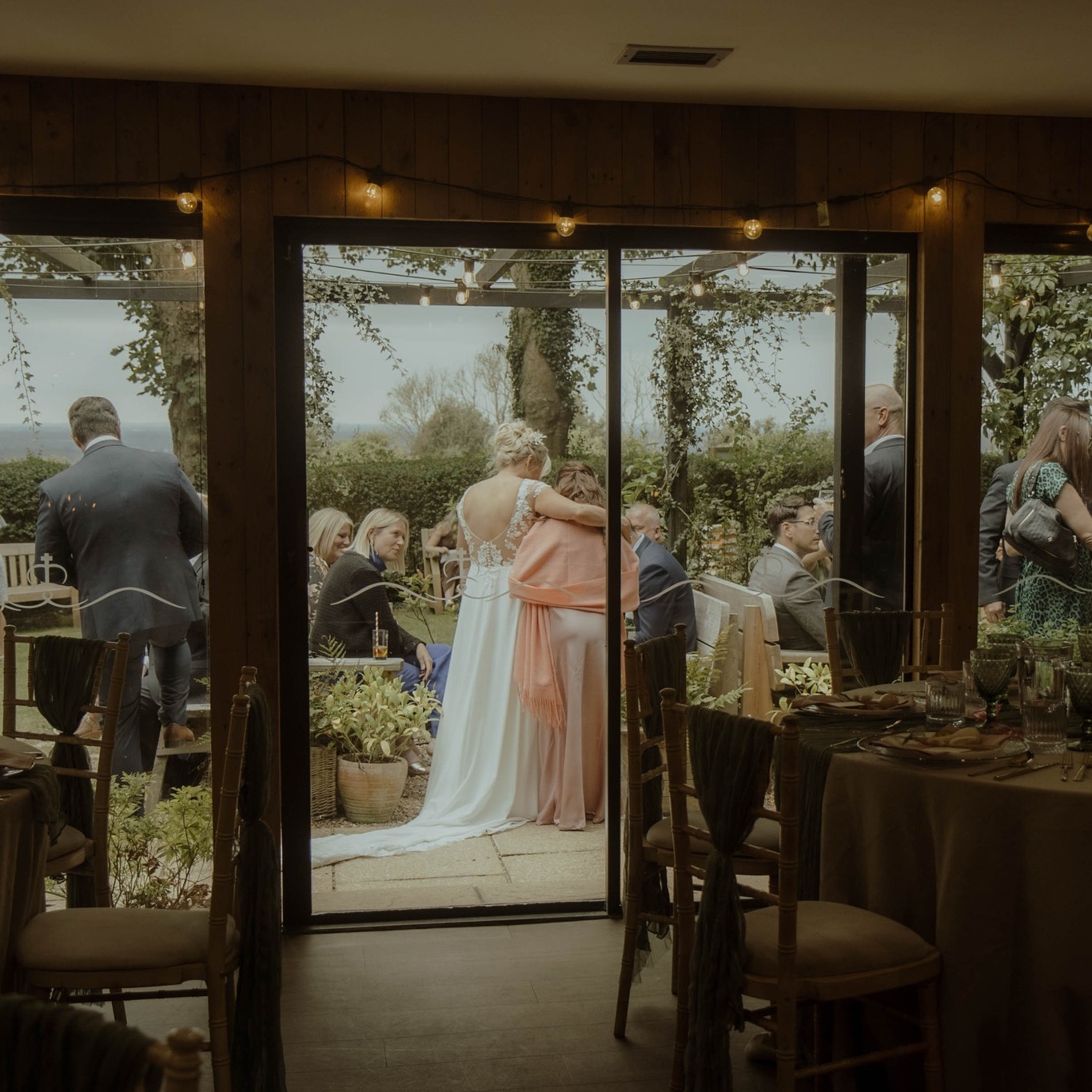 Peaceful, private, and surrounded by nature — Crown Lodge is a hidden gem overlooking the Wye Downs. 🌄#exclusivelyyours
📷 @mrs_c_waltersphotography
#CrownLodgeKent #KentVenue #WeddingView #Kentwedding #weddingday #Summerwedding #August #Kentweddingphotographer