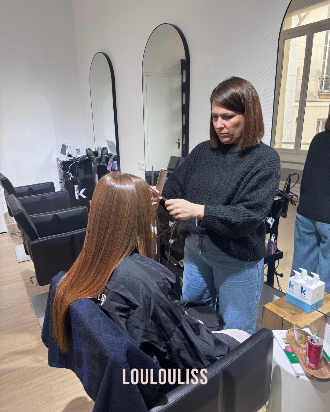 Bienvenue dans notre univers ✨Derrière chaque transformation, il y a une équipe passionnée, une ambiance douce et un vrai savoir-faire.Merci de nous choisir chaque jour 💛
En janvier, le salon se refait une beauté… On vous prépare un espace encore plus chaleureux pour 2026.