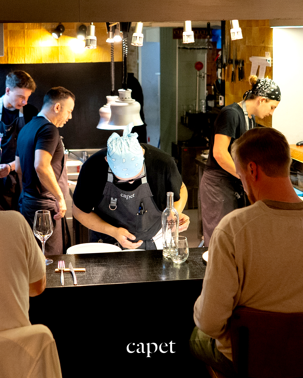 La cocina se abre al comensal sin artificios.
Trabajo concentrado, ritmo constante y respeto por cada gesto.
🔗 Reserva fácilmente desde el enlace en nuestra bio
📍 Carrer del Cometa, 5, Ciutat Vella, 08002 Barcelona
📞 937 20 44 21
#capetrestaurante #barcelonarestaurants #cocinahonesta #temporadaencapet #restaurantesbarcelona #guíamichelin #cocinadeautor #cocinatecnica #productolocal #barriogotic