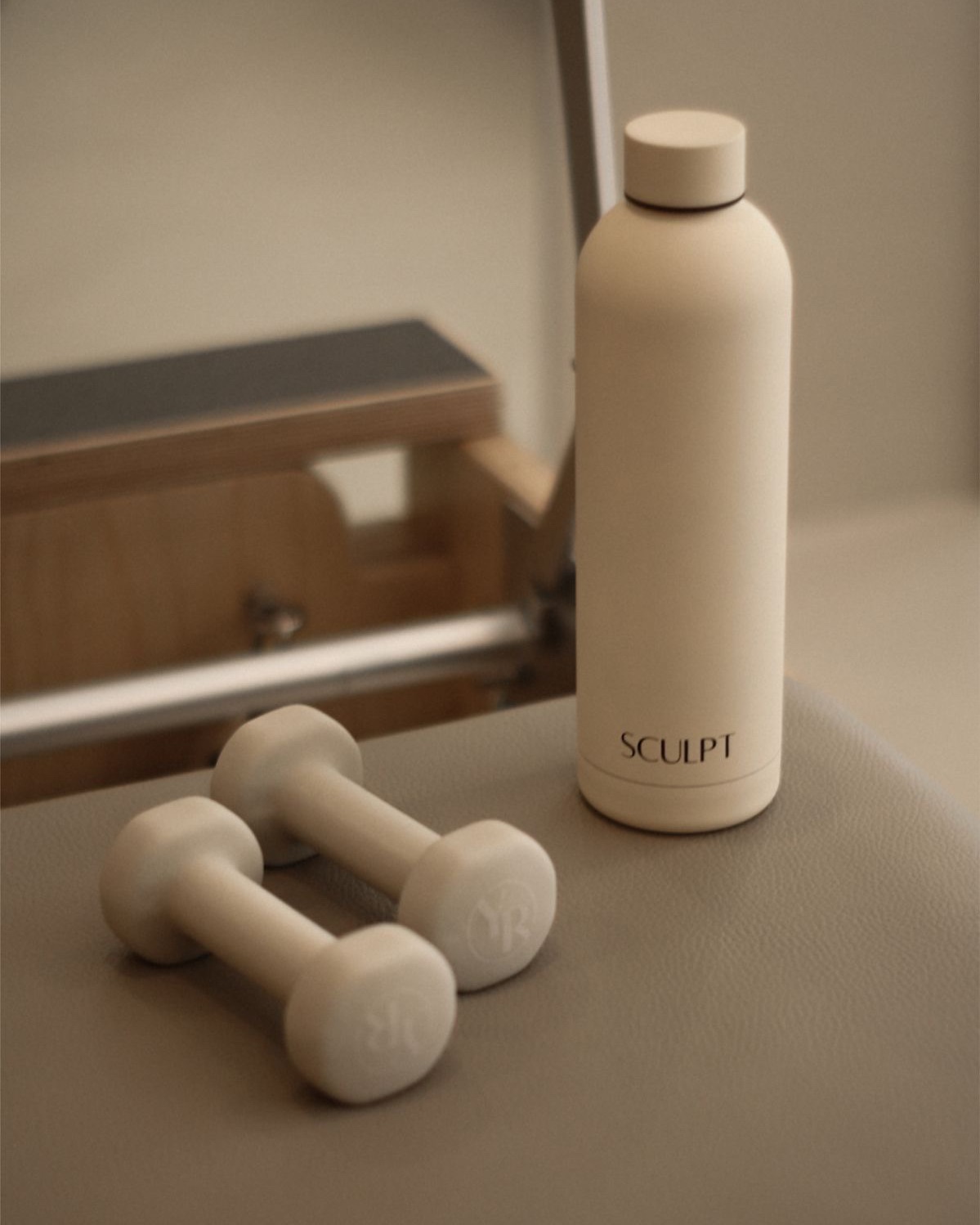 ✨ Sculpting the day, one rep at a time. 🤍💪
#strengthtraining #fitnessaesthetic #neutraltones #wellbeing #MindfulMovement #WellnessJourney #PilatesCommunity #PilatesVibes #ThePilatesEffect
@shenell.petterson @jessicamarkgraaff @conanwicofitness
📷 Photo credits: Pinterest