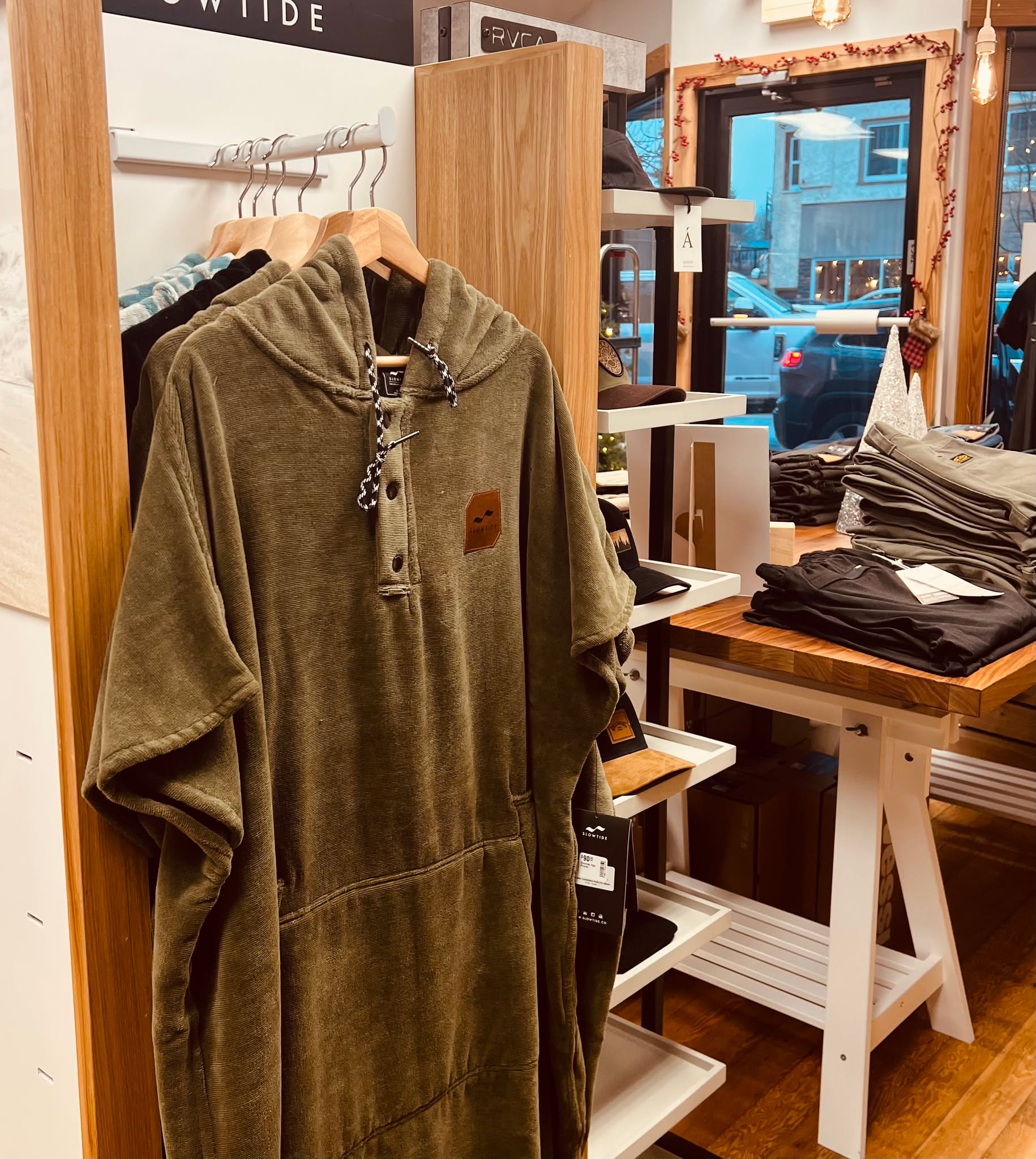 Day 4: Gifts for Every One on your List🎁🌊�From the wave-chaser, to the couch surfer.�
Tag someone who needs gift ideas 👇