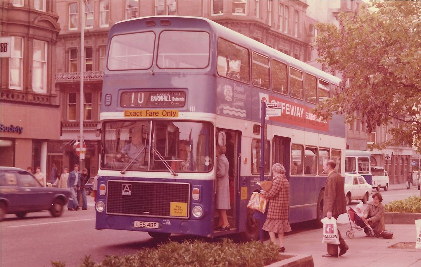 🚍🛍️ We have been so fortunate to receive hundreds upon hundreds of new photographs that we have been able to add to our collections and share with you all!
The last one we’re sharing this year is this Tayside Regional Council Volvo Ailsa (LES48P), Fleet Number 111, shows the clean lines typical of mid-1970s bus design. New in 1976 and withdrawn in 1988, it carries the familiar Route 10 destination board to Barnhill. Here you can see shoppers boarding the bus on Dundee’s High Street.
Scenes like this were once a daily part of Dundee city centre life.
We remain closed until February, but we’ll continue sharing unseen archive highlights in the meantime.
