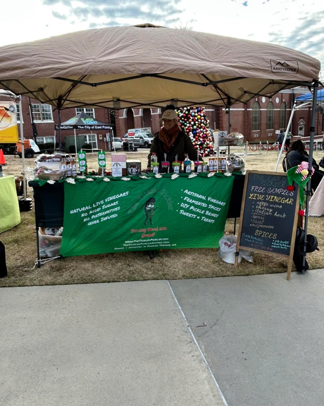 🎄✨ MARKET DAY! ✨🎄
Come find The Tickled Pickler at the East Point Farmer’s Market • 4–7PM!
Holiday gift sets ✔️
Seasoning samplers ✔️
Live vinegar tastings ✔️
Let’s get festive, East Point! 🎁🥒