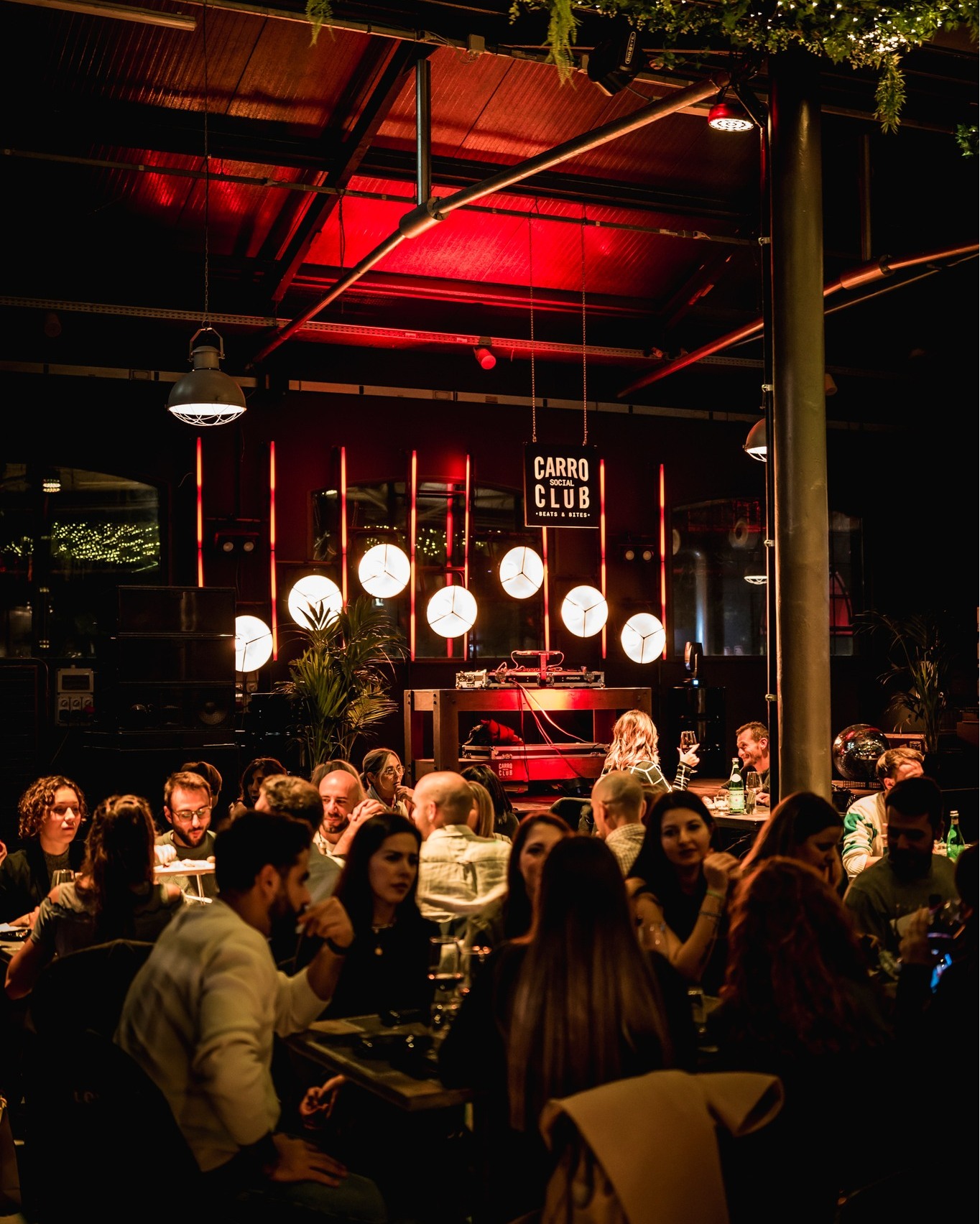 A Carro Social Club una serata tipica inizia così: una tavola piena di amici, piatti che arrivano tra sorrisi, racconti che si accavallano e quell’atmosfera che mette subito tutti a proprio agio.
Poi arrivano i brindisi, le chiacchiere si allungano, la musica cresce… e all’improvviso la cena diventa serata.
Si canta, si balla, ci si diverte: tutto con la semplicità di un posto che sembra fatto apposta per stare insieme.
È questo il bello di Carro Social Club: entri per mangiare… e finisci per vivere una serata che non avevi programmato ma che ti serviva proprio.
#carrosocialclub #kozelcarroponte #milano