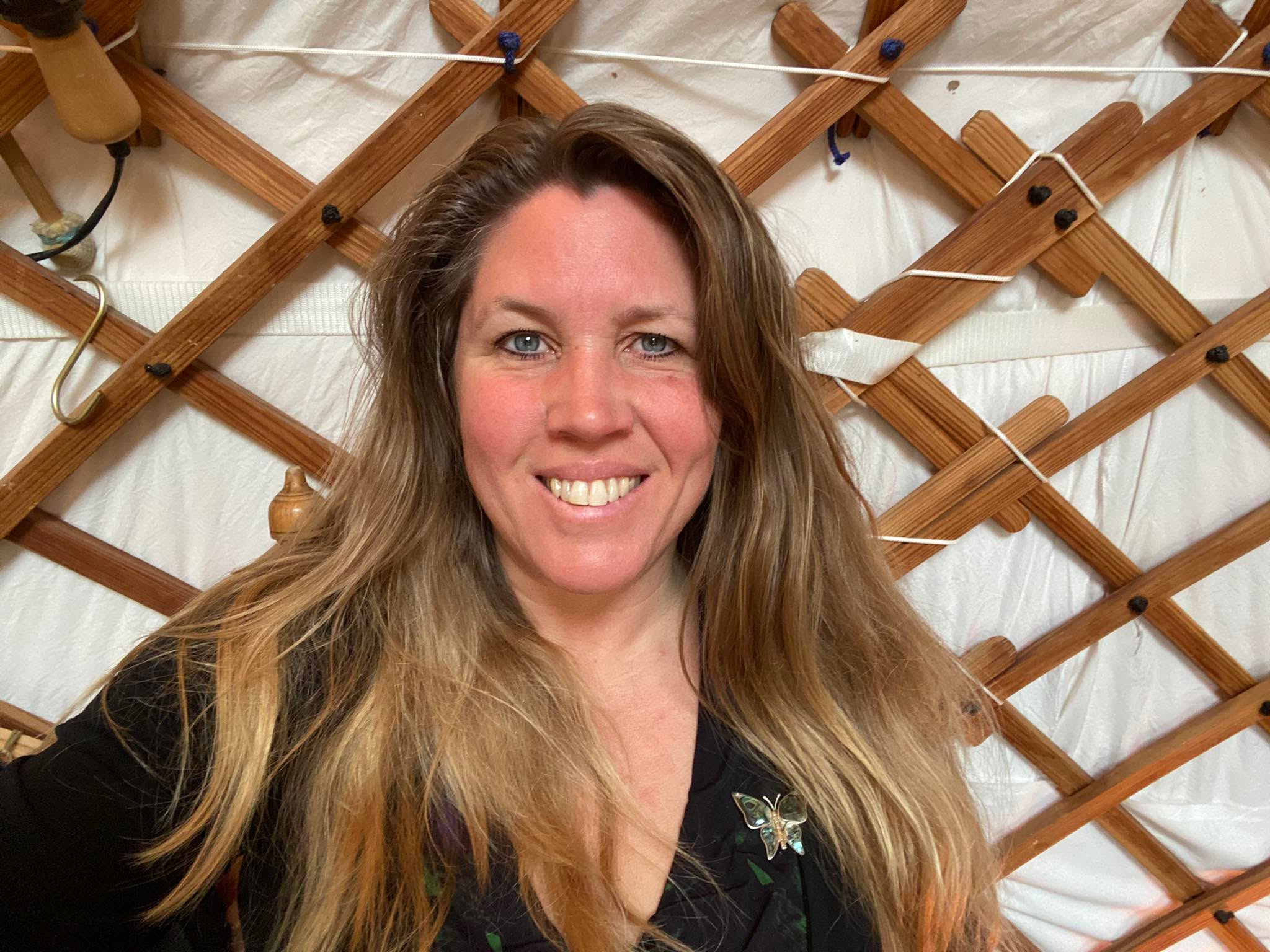 Je Bronstroom Zingen
Er is in ieder mens
een stroom die nooit is gestopt,
maar soms zo stil werd
dat je dacht dat hij verdwenen was.
Een stroom die begint
waar woorden ophouden—
ergens in de zachte ruimte
tussen borstkas en buik,
tussen adem en herinnering,
tussen weten en niet-weten.
Wanneer je je bronstroom zingt,
gaat het niet over mooi,
niet over zuiver,
niet over kunnen.
Het gaat over luisteren
naar dat ene kleine trillen
dat al zo lang wacht
om weer te mogen klinken.
Het gaat over volgen
waar je stem zelf heen wil,
zonder pushen, zonder vorm,
zonder het verhaal te hoeven dragen.
Je bronstroom zingen is:
je keel openen voor jezelf,
je hart bewegen zonder woorden,
je lichaam herinneren
dat het een kanaal is
en geen opgesloten huis.
En dan, heel zacht,
begint het te stromen—
Een toon die voelt als thuis,
een klank die je nooit eerder zo hebt gehoord,
alsof je ziel even fluistert:
“Ja, dát ben ik. Dat was ik al die tijd.”
En in die klank
zijn anderen ineens niet meer vreemd,
want iedereen zingt vanuit dezelfde bron,
maar in een eigen kleur.
Een weefsel van stemmen,
een ademend veld,
een thuiskomen in samen.
Je bronstroom zingen is onthouden
dat je nooit gehouden was
om stil te blijven.
Je was geboren
om door te klinken.