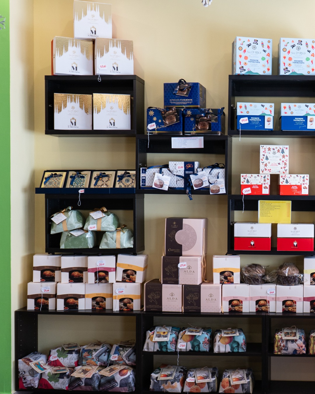 Il Natale è una Scelta Deliziosa. ⭐
Lo scaffale dei sogni per gli amanti della grande pasticceria italiana.
Ogni Panettone che trovi nel nostro negozio è stato selezionato per la sua eccellenza e provenienza. Abbiamo riunito i capolavori di maestri lievitisti da ogni regione, per portare sulla tua tavola la quintessenza del gusto italiano.
Scorri e preparati a segnare il tuo preferito. 🎁
#degustibus #degustibuscafe
#PanettoneArtigianale #EccellenzeItaliane #DolciDiNatal #Natale #IdeeRegalo