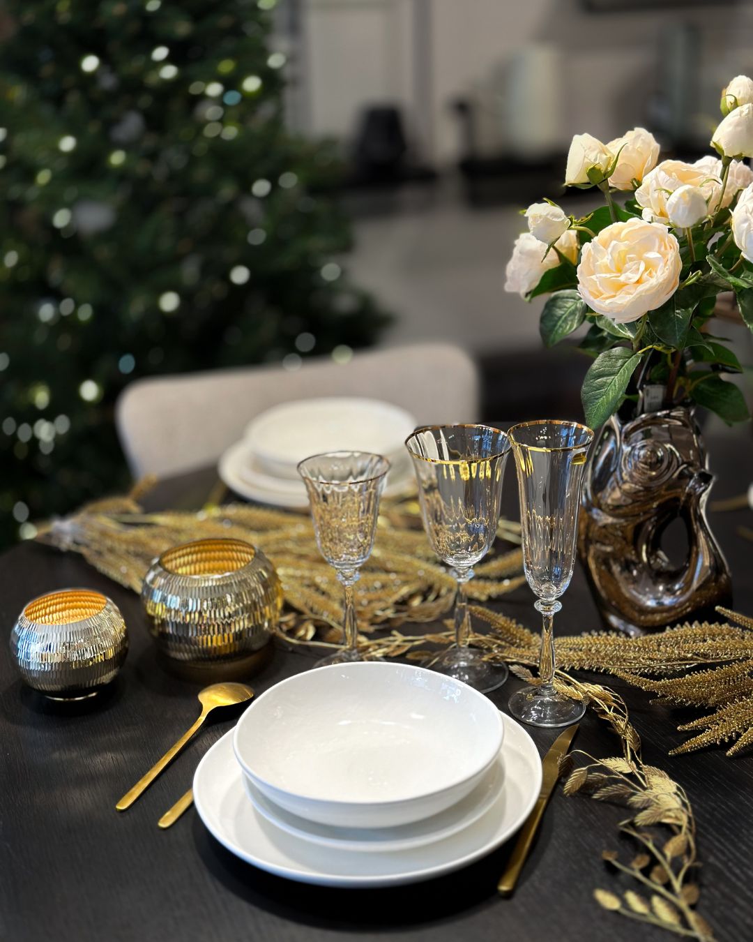 🎄✨ Autour de la table de Noël ✨🍽️
La magie des fêtes commence ici : belles assiettes, verres scintillants, décorations raffinées et petits détails qui font toute la différence…