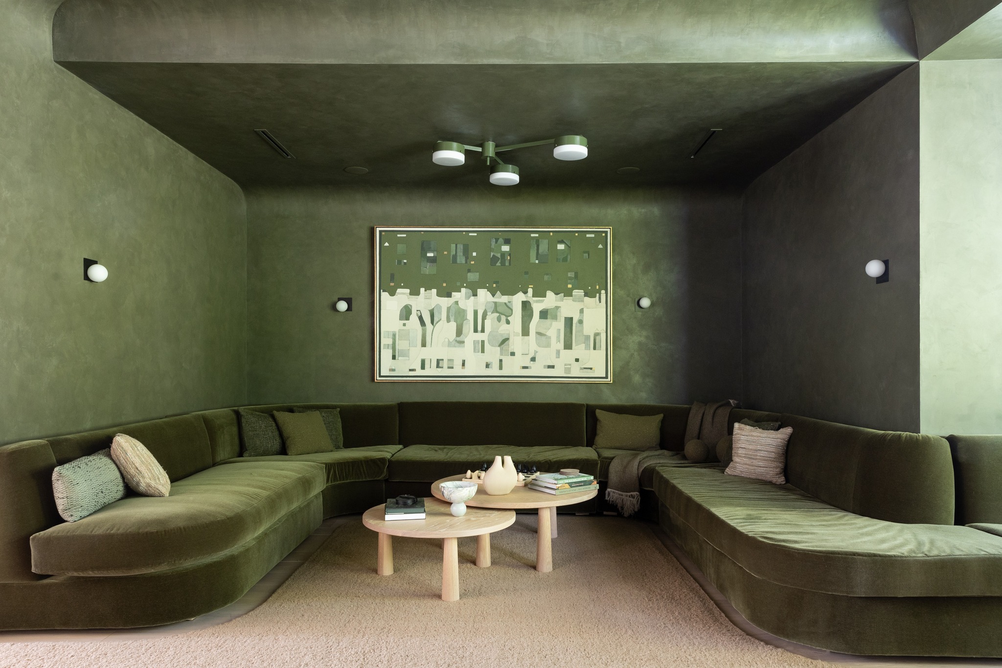 Built to feel immersive, not just styled. This lounge was shaped through custom banquette seating, layered lighting, and finish-driven construction that makes the room feel grounded, enveloping, and intentional from every angle.
Photograph: @emilyobrienphoto_design
Architect: @mcalpinehouse
Interior Design: @changoandco
#luxurybuilder #customhomebuilder #architecturaldesign #interiordetails
#moodyinteriors #loungeinspo #mediaroomdesign #customseating
#statementinteriors #interiorarchitecture #craftedspaces
#moderntraditional #luxuryinteriors #homeinspiration
#designinspo #interiorinspo #elevatedliving
#cozyhomevibes #timelessdesign #warmdesign
#bespokebuild #designbuild #organicinteriors
#builtwithquality #homestylingideas #styledspaces #banquetteseating