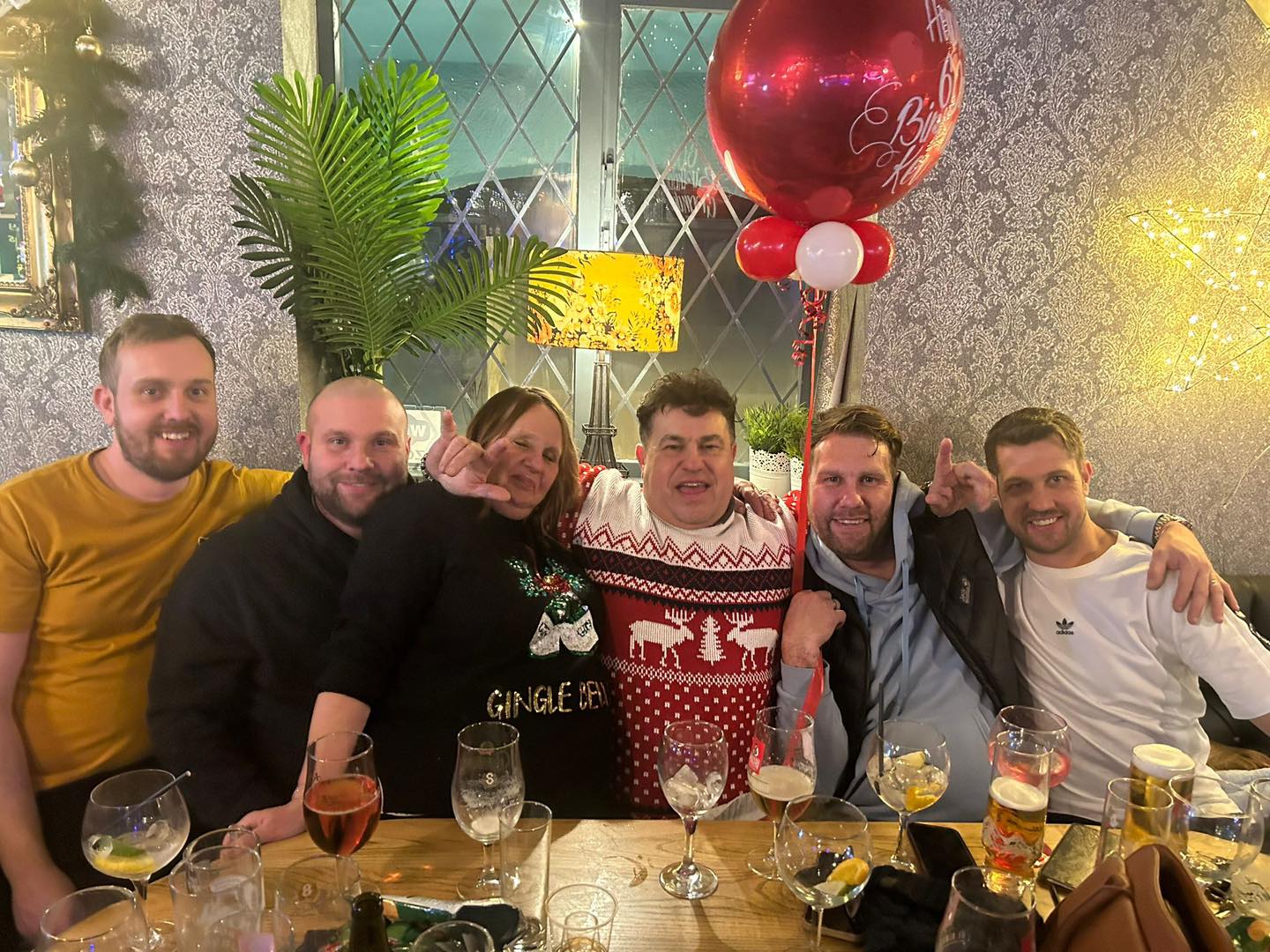 Did you know 💭
We dont believe in sales ❌
We dont believe people should pay diffirent prices at different time’s of the year, we keep our prices the same all year round (as cheap as they possibly can be)
Every single product in our stores are priced up for everyone to view.
We run full house deals to suit every budget.
We have dailly meetings with flooring representatives trying to get the most competitive prices on materials which are in turn passed onto the customer.
We strive to be the best we possibly can, at the very best prices.
We have had no price increases before, during or after covid ❌
We currently work in partnership with over 10 estate agents in stafford, servicing rental properties 🏡
We are a genuine family run business, bridgette and kev at the helm with 4 sons plus friends.
We have been installing floors in the town for over 30 years and have made some great friends during this time.
Merry christmas from all at stafford carpets and we looking forward to seeing all customers old and new in 2026 🎄