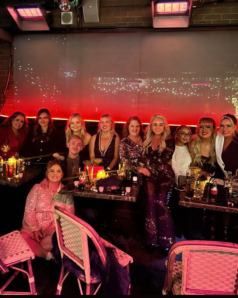 Sharing good food and great memories at Fade Street Social this December. We're pouring the drinks, sharing the laughs, and making this season extra special 🎄
#christmas #parties #venue #dublin #christmasindublin #xmasparties #bookyourparty #officechristmasparty