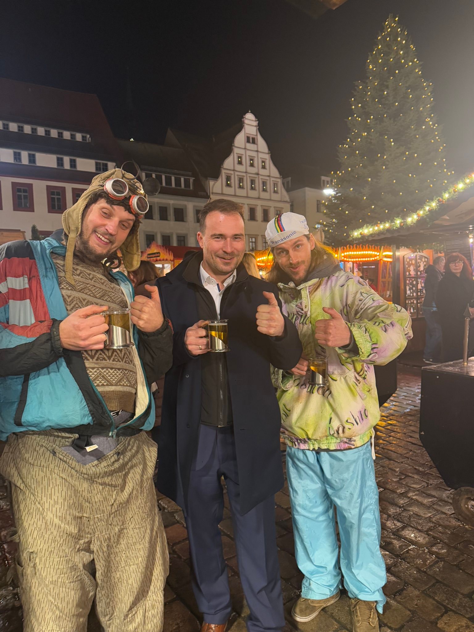 🎄✨ Was für eine schöne Überraschung heute auf dem Freiberger Christmarkt:
Spontan bin ich heute Franzi Müller & Johannes Kürschner, besser bekannt als das Comedian-Duo @guenther.hindrich , auf einen unterhaltsamen Plausch begegnet.
Die beiden Filmemacher haben in den letzten Jahren schon eine beeindruckende Menge an kreativem, humorvollem Content auf die Beine gestellt – von ihren kultigen Kurzclips, sportliche Großveranstaltungen mit „dor Simme“, über charmante Alltagssketche bis hin zu ihren liebevoll produzierten Reise- und Abenteuerfilmen. 🎬😂
2020 machten sie sich – trotz …. – mit einer Idee, ordentlich Spezi im Gepäck und 7355 km Abenteuerlust auf den Weg zur „letzten Bratwurst vor Amerika“ und zurück. Unter dem Motto „Reisen wie unsere Eltern, nur grenzenlos!“ eroberten sie Portugal – begleitet von Zweitaktphilosophie, einem störrischen Krause-Duo und ganz viel Situationskomik, die längst Markenzeichen der beiden ist. Ich freue mich riesig, dass ich euch heute hier bei uns begegnen durfte..😄
Nebenbei sind sie nun auch neue Werbepartner unseres Freiberger Brauhaus – worüber ich mich sehr freue! 🍻
Auf eine tolle Zusammenarbeit und ein Wiedersehen zu den Freiberger Sommernächten im Schloss Freudenstein! 🌞🏰