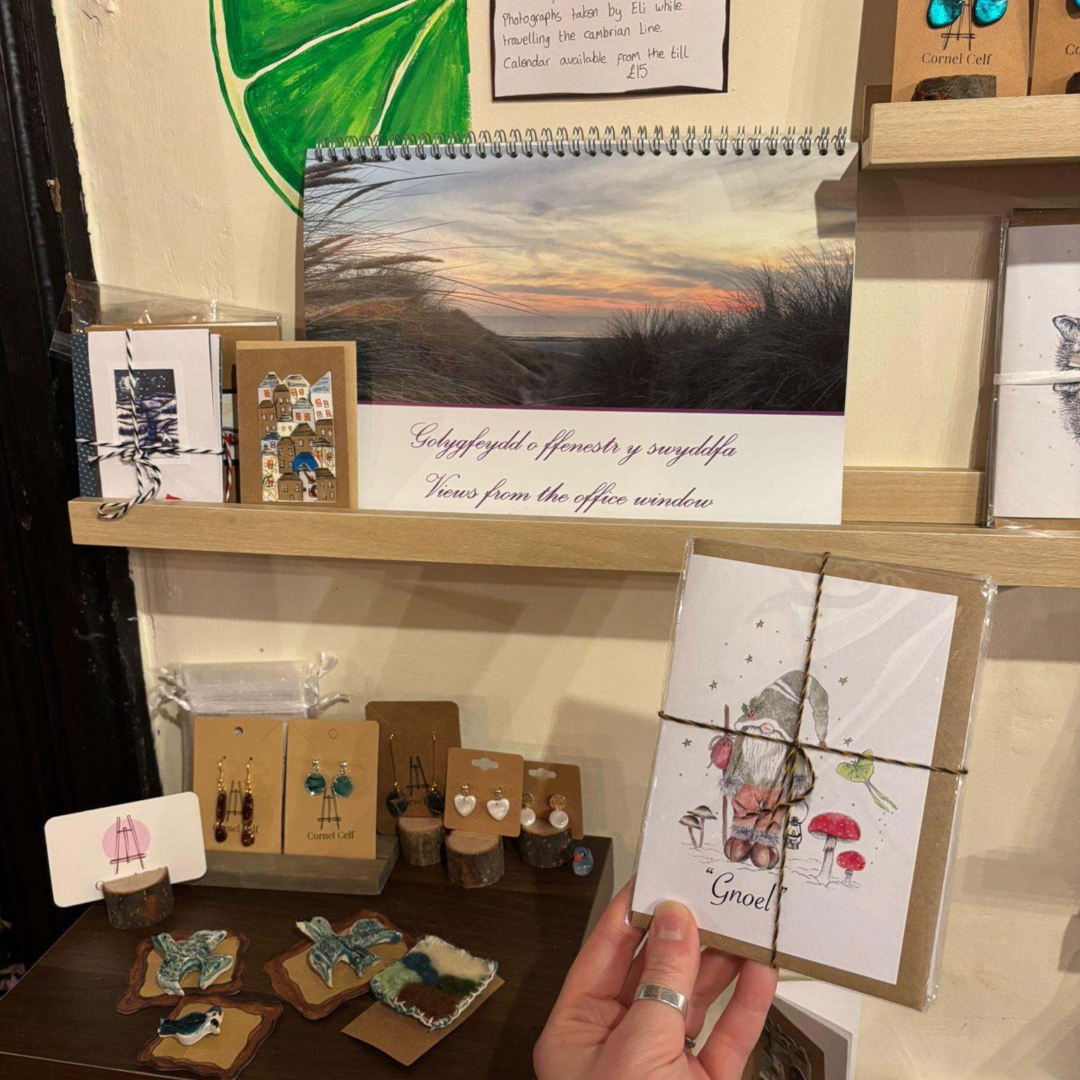 🎨🛍️ We have a lovely selection of pieces available in our Artists’ Corner!
All handmade by local artists and crafters — including earrings, cards, brooches, calendars, mosaics, books, and bags.
Pop in for a browse at Platform 1 Café, Newtown Railway Station, and support local creativity! ✨
#ArtistsCorner #ShopLocal #Handmade #LocalArtists #Crafts #Newtown #Platform1Cafe #UniqueGifts #SupportLocal #NewtownRailwayStation