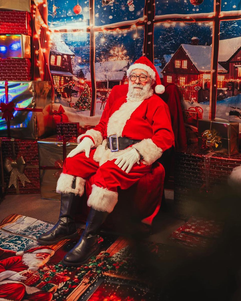 🎅⏰ LAST CHANCE ALERT! ⏰🎅
Santa’s watch is ticking, his sleigh is warming up, and this is your final call to grab Lunch with Santa TODAY, 2–6 pm 🎄✨
Bring the kids, bring your appetite, and bring your best “I’ve been good this year” face 😇🍽️
Once he’s gone… you’ll have to wait until next Christmas 👀
📍 The Rose & Crown, Brentwood
📞 Call: 01277 410805
💻 Book online:
👉 https://web.dojo.app/create_booking/vendor/56Zde-9zdMk87e8zpQFmllJ3Ys3tPOtKa3FkzVjx31Q_restaurant
Don’t miss out – Santa hates waiting… and so do hungry kids 🎅😂
#LunchWithSanta #LastChance #RoseAndCrownBrentwood #FestiveFun #ChristmasBrentwood #FamilyFun #SantaIsHere #FestiveLunch 🎄🎅🍽️