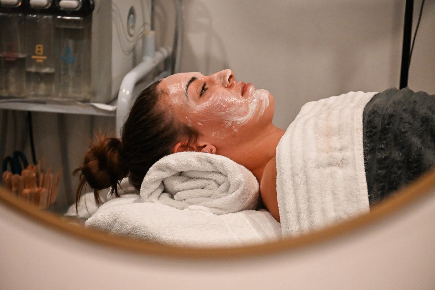 You deserve the spoils after this year 🧖♀️
Book over WhatsApp on 061 547 2924 🌿
#haircare #thevinespa #spoil #thevinesalon #thevinepmb #salonday #laserhairremoval #skincare #thevineaestheticandlaserspa #youdeserveaspoil #spaday #spoilyourself