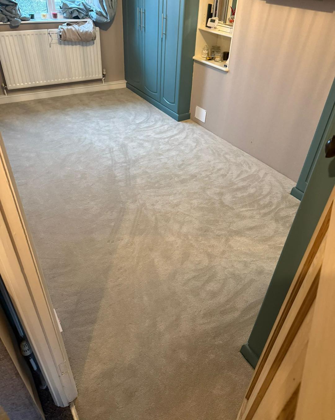 Bedroom in cormarcarpets zenith dove feather
Fitted on 9mm jazz underlay
Ensuite in furlong_flooring_uk’s essintial herringbone vinyl
Siliconed in grey
Expertly installed as always by sam and team
Simple yet ever so effective ✨🌟