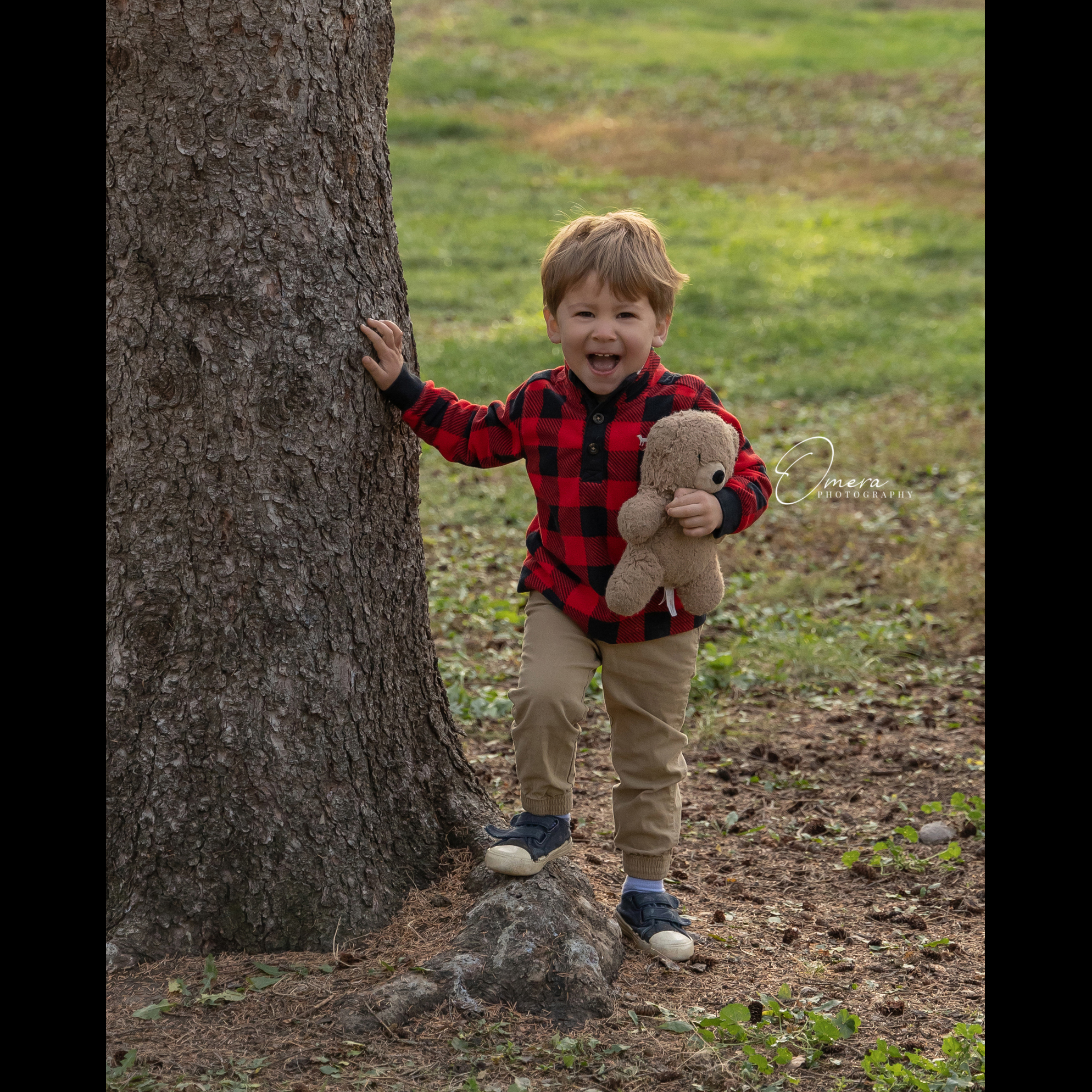 Sometimes kids just wanna be kids! And in those instances-I let them and just capture them doing their thing.
Now don't get me wrong, some children love the camera and enjoy goofing around and posing during their sessions; and obviously, I love that! But families always ask me...what do we do if that isn't the case? What if their child is shy? Or just having an off day? Do we reschedule? Try again?
In specific cases, I've offered a reshoot if a child or multiple children were having a truly bad day and I could tell that the parents were feeling discouraged, but no one has ever taken me up on it because we've always been able to get some incredible images anyway!