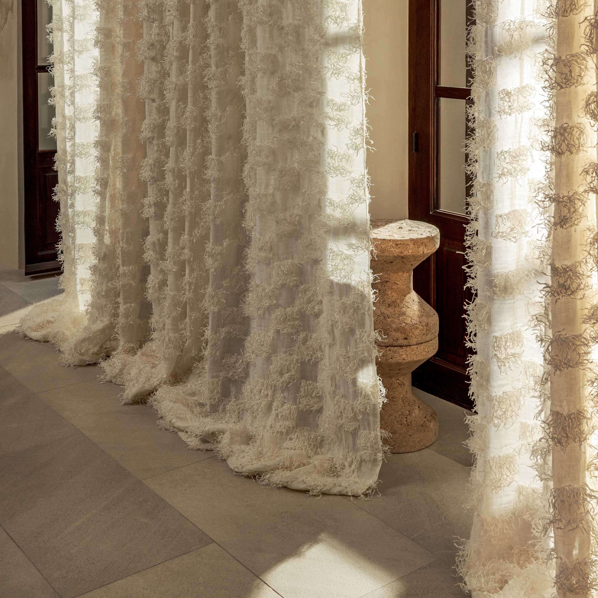 Le #rideau "froufrou" pour sublimer votre intérieur Bohème.
Tissu aux fils coupés irréguliers sur un fond naturel en lin, mouvement des fils de papier, touché craquant, délicatesse du fond ajouré, beau contraste de matière Patchi de chez @elitisfrance
#rideausurmesure
#decorationinterieure
#tapissierdécorateur
#elitis