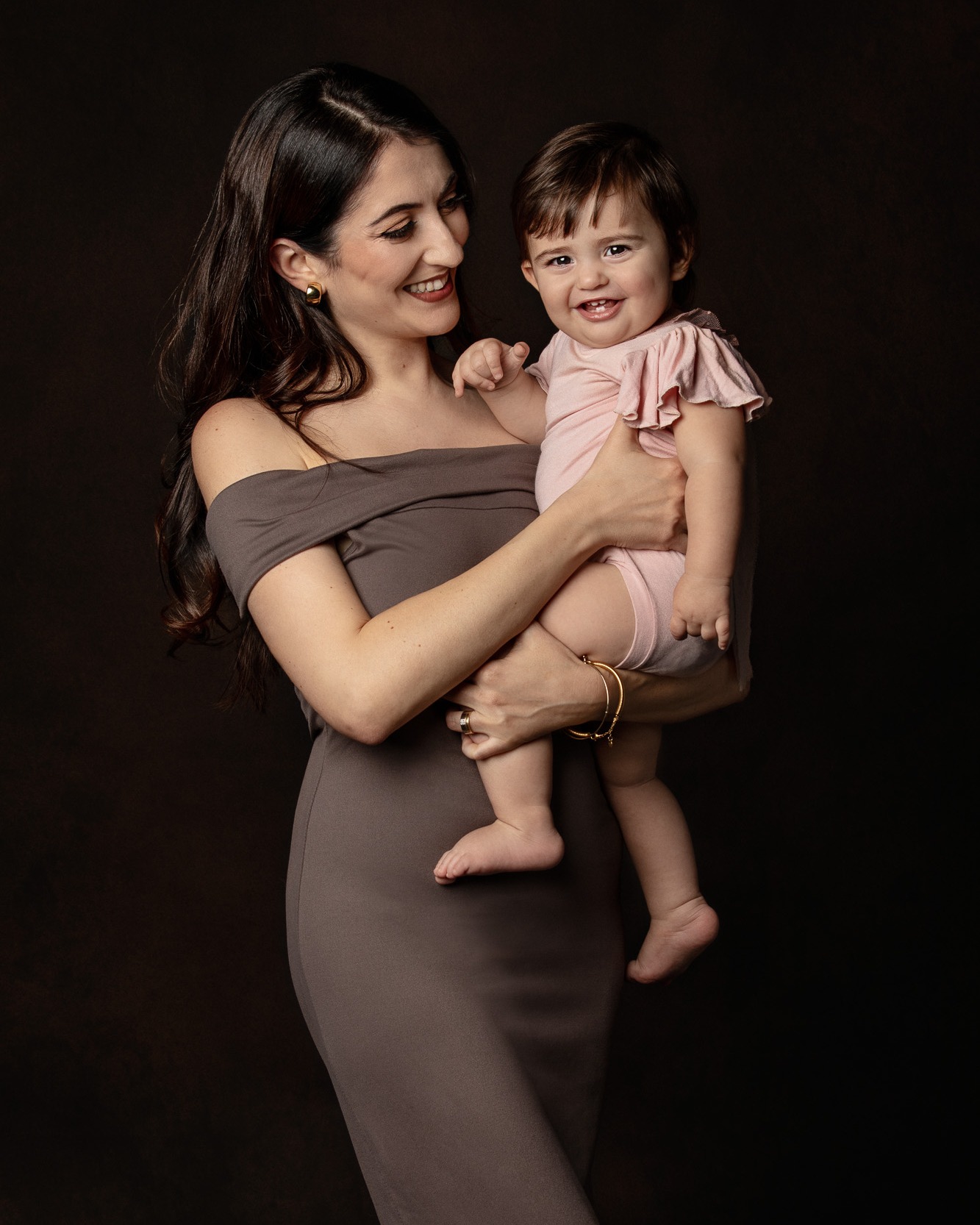 La fotografia di famiglia è più di un’immagine, è un ponte che ti fa incamminare verso emozioni, attimi significativi, e ricordi che si rafforzano con il tempo, legami intimi e indissolubili. Attraverso i ritratti che realizzeremo per te, desideriamo raccontare la tua storia familiare unica e irripetibile!
www.melaniamaffucciphotographer.com
.
HMUA@giuliagrillini.mua
Baby dress @ak_atelier_bebe
.
Maternity photoshoot experience
Glamour and fashion maternity portrait
Fotografo gravidanza neonati bambini e famiglia Modena
.
#melaniamaffucciphotographer #motherhood #motherhoodmoments #motherhoodphotoshoot #motherhoodphotography #motherhoodphotographer #momandbaby #momandme #familyportraits #familyportraiture #fotografomaternità #fotografobambini #fotografodibambini #fotografodifamiglia #fotografofamiglia #fotografogravidanza #fotografoneonati #fotografomodena #fotografobologna #mammeitaliane #mammebologna #mammemodena #capturethemoment #capturebeauty #capturebeautifulmoments #primocompleanno #primoanno #1anno