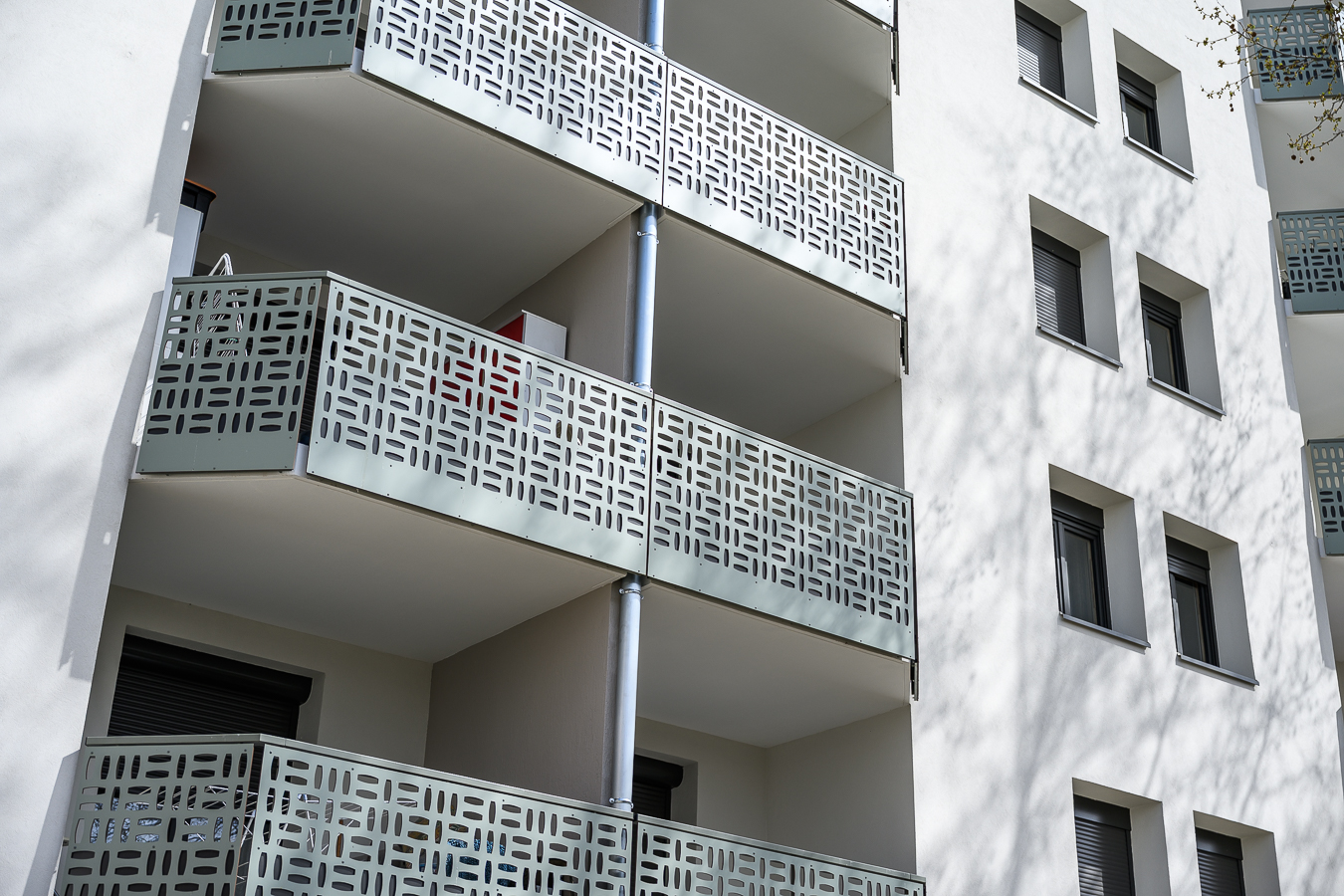 Garde-corps _ RENOVATION ENERGETIQUE_ GRAND LYON HABITAT
Rénovation d'une résidence avant mise en copropriété
Garde-corps avec constitués d'une ossature métallique tubulaire et de panneaux composites découpés présentant un motif géométrique et une teinte RAL 7033/olive.
.
.
Photographie : @thedigitalfly
#bonsens #bonsensarchitectes #facade #gardecorps #renovation #renovationenergetique #grandlyonhabitat #architecture