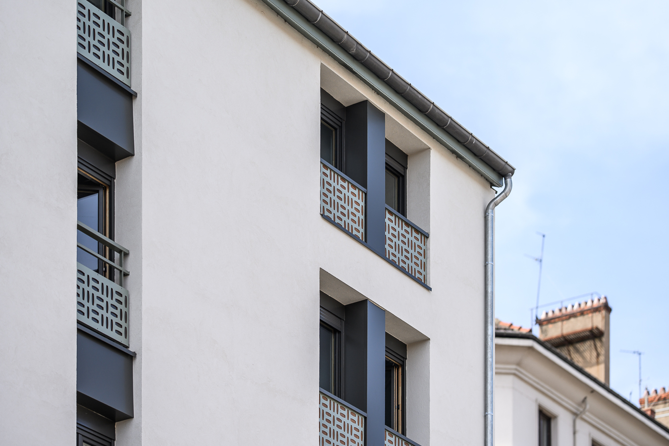 RENOVATION ENERGETIQUE - GRAND LYON HABITAT
Rénovation d'une résidence avant mise en copropriété
L'occasion d'en changer l'image en réinterprétant les façades avec un nouveau dessin des garde-corps ajouré mais permettant une meilleure protection de l'intimité des habitants.
Les châssis bois d'origine ont été remplacé par des châssis bois/alu fabriqué dans la Loire par Giraudier bois et créations. Isolation par l'extérieur des façade avec une laine de roche sous un enduit minéral.
.
.
Photographie : @thedigitalfly
#bonsens #bonsensarchitectes #facade #gardecorps #renovation #renovationenergetique #grandlyonhabitat #architecture