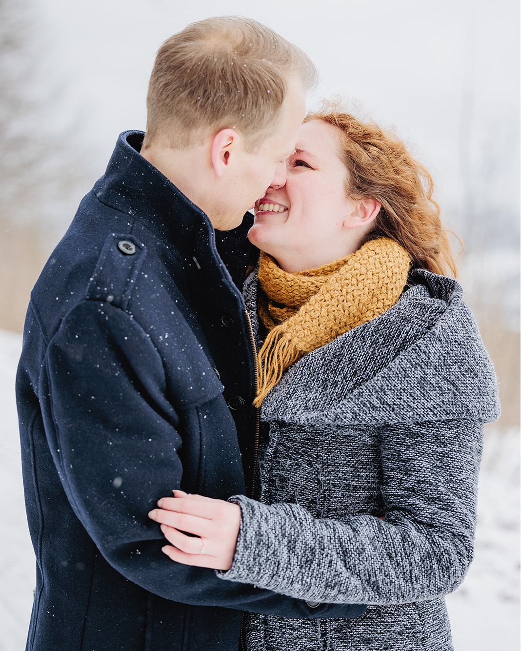 ✨ Kalte Luft. Warme Nähe. ✨
Kalte Luft im Gesicht.
Warme Hände.
Und dieses Gefühl von: komm, wir machen einfach. 🥰
Ich liebe Paarshootings,
bei denen Bewegung wichtiger ist als Posen
und Nähe wichtiger als Perfektion.
Unkompliziert.
Ehrlich.
Genau ihr.
▫
▫
▫
▫
▫
▫
#hochzeitsfotografschwaebischgmuend
#schneepaarshooting
#winterpaarshooting
#echtemomente
#ungestelltefotografie
#hochzeitsreportage
#brautpaar
#heirateninbadenwuerttemberg
