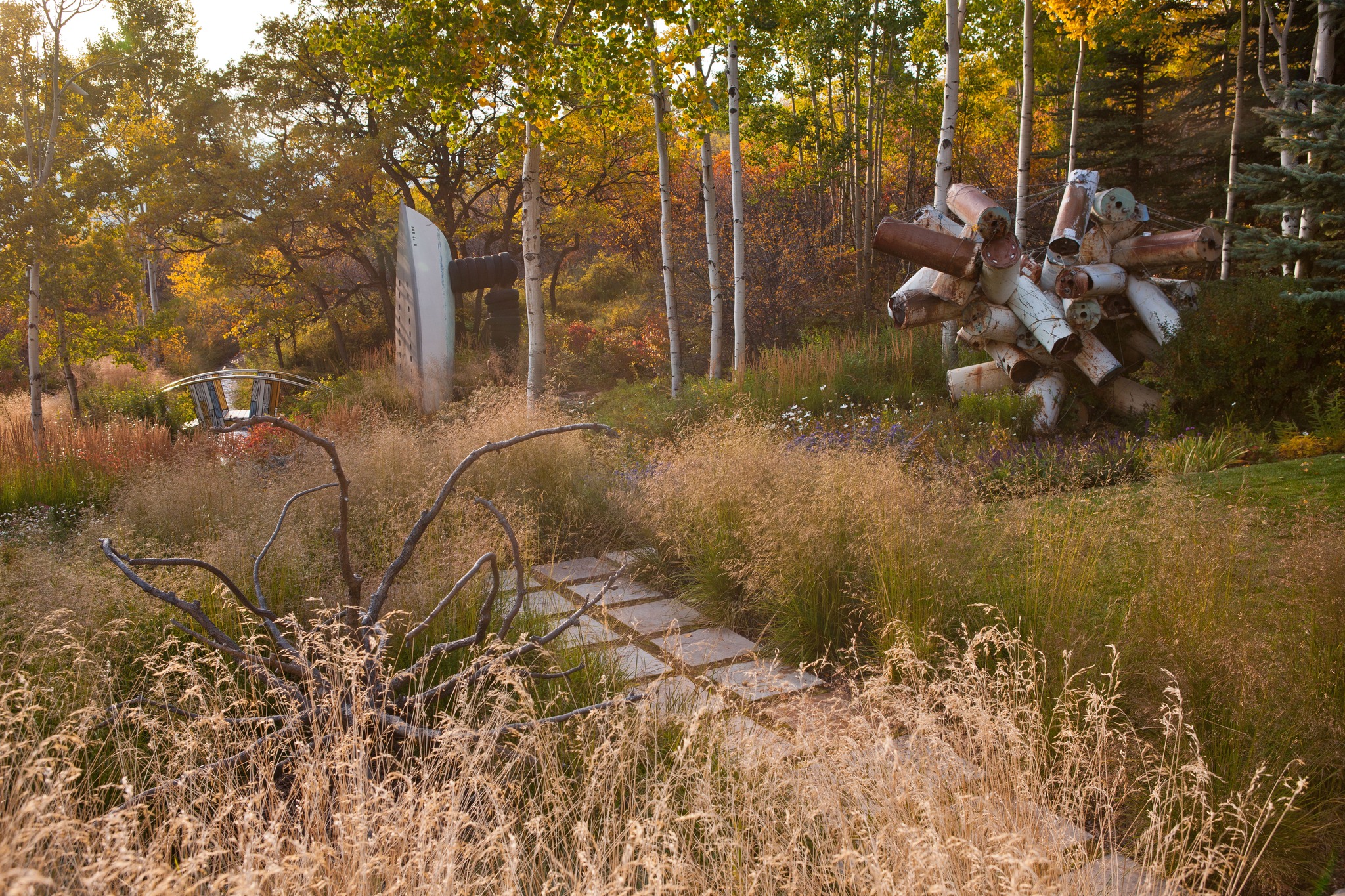 Designing for fall color shifts your focus to different features of the plant🍂—seed heads dry, branches are revealed as their leaves drop, and late-blooming perennials offer their last flashes of color before winter.❄
📸: @jasondewey
#landscapearchitecture #landscapedesign #landscape #sculpturegarden #landscapelovers #plants #fallcolor #luxurydesign #luxurylandscape #art #landarch #landscapefirst #DetailsMatter #landscapetransformation