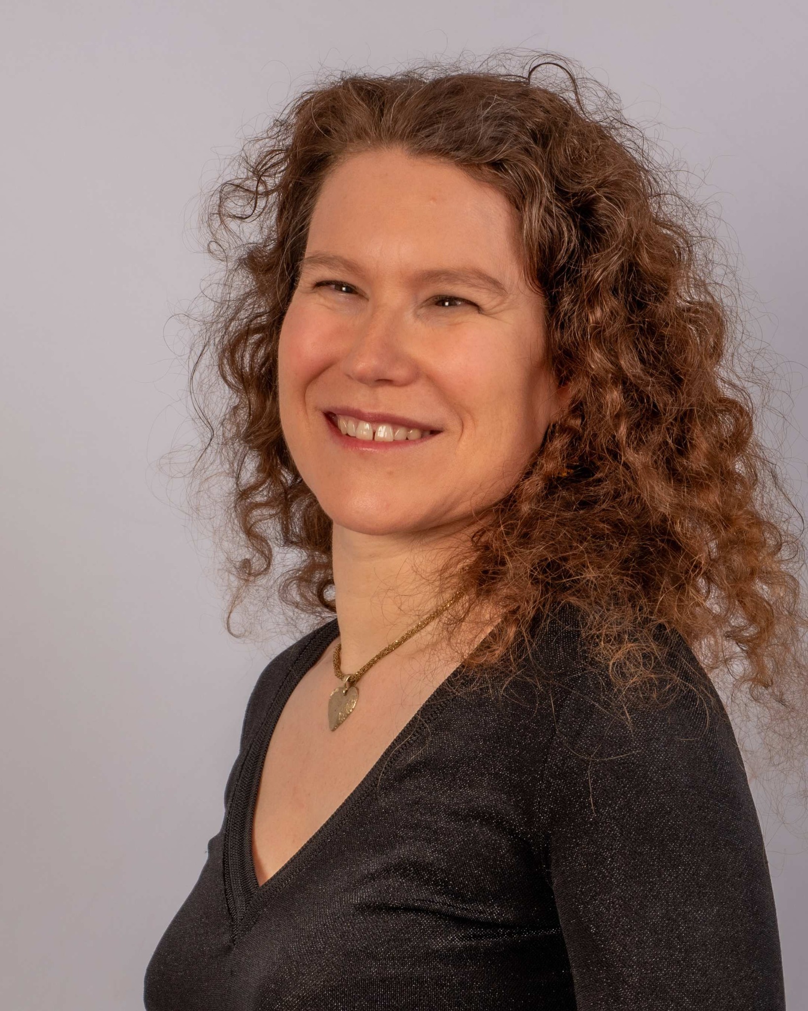 Découvrez le portrait décalé de Muriel Guillier, nouvelle experte Évoléoz à Boulogne-Billancourt.
Elle accompagne les femmes, les parents et les familles dans les grandes étapes de la vie, de la grossesse au quotidien avec leurs enfants, afin de transformer les difficultés en ressources et renforcer le lien familial avec bienveillance.
J’ai à cœur de soutenir en particulier les parents d’enfants neuroatypiques et de proposer un accompagnement global, à la croisée de la parentalité consciente et de la santé intégrative.
Pharmacienne de formation initiale, son approche est globale et elle voit son accompagnement comme une action de prévention en santé mentale.
👉 Pour prendre rendez-vous :
Les Lundis chez Évoléoz Boulogne
✅ https://koalendar.com/e/prendre-rendez-vous-avec-muriel-guillier?month=2025-12&duration=60&date=2025-12-15
👉 Pour toutes questions, contact par mail :
muriel@parentsconaissance.com
👉 Son portrait complet sur notre site : evoleoz.fr
📍 Espace Evoleoz Boulogne • 73 rue Marcel-Dassault • 92100 Boulogne-Billancourt