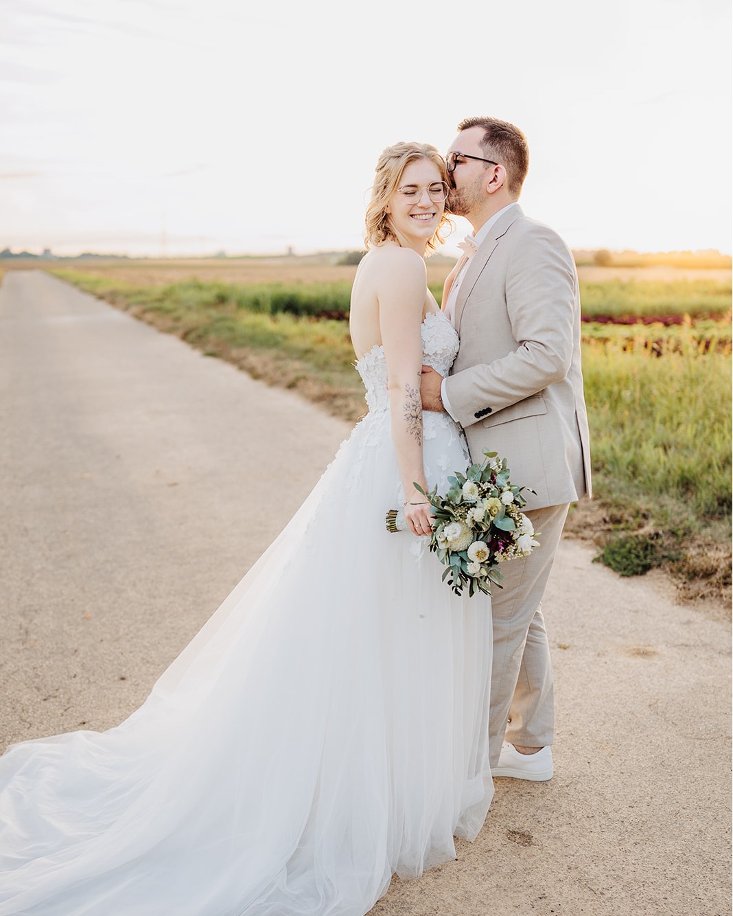 Viele Paare wünschen sich natürliche Hochzeitsfotos
und fragen sich trotzdem:
Was machen wir eigentlich vor der Kamera?
Genau dafür bin ich da.
Ich gebe euch Orientierung,
zeige euch, was gut funktioniert
und lasse Raum für echte Momente.
Ihr müsst nichts spielen.
Ihr müsst nichts „können“.
Ihr dürft einfach ihr sein.
Wenn euch genau diese Mischung wichtig ist, schreibt mir gern. 📩
▫
▫
▫
▫
▫
▫
#hochzeitsfotograf
#hochzeitsfotografie
#hochzeitsinspiration
#euremomente
#echtemomente
#authentischehochzeit
#naturalweddingphotography
#weddingphotographergermany
#hochzeit2026
#hochzeit2027
#verlobt
#hochzeitsfotografschwaebischgmuend
#hochzeitsfotografstuttgart
#hochzeitsfotografbadenwürttemberg👌