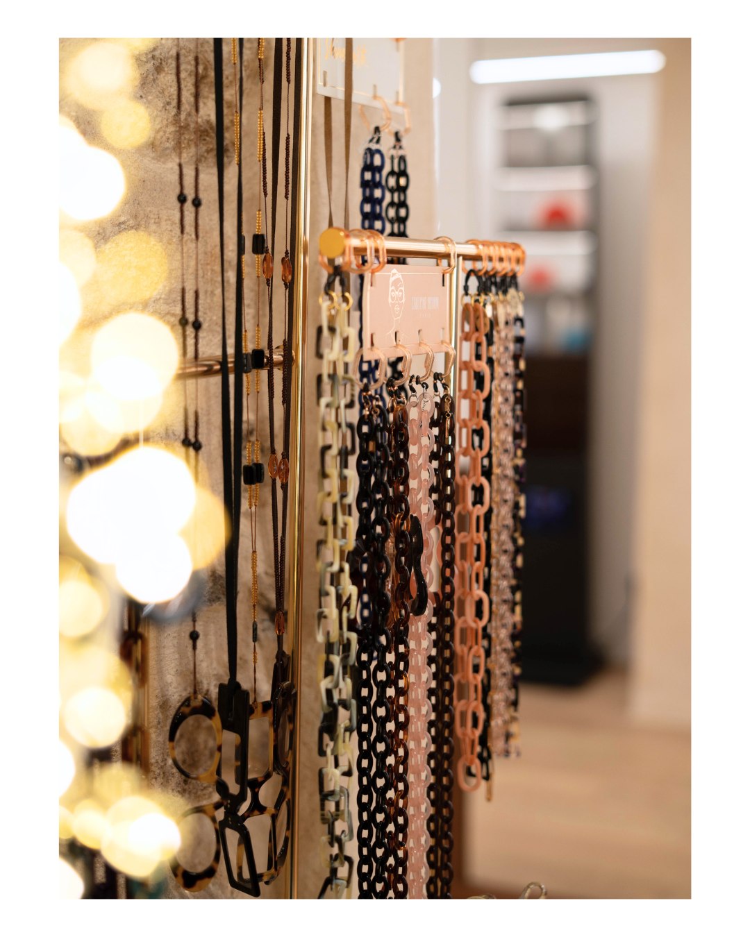 🎁 Idée cadeau stylée en vue !
Et si vous offriez une jolie chaîne de lunettes ?
✨ À la fois pratique et ultra tendance, cet accessoire fait toute la différence.
Pour ne plus jamais perdre ses lunettes… et upgrader son look au passage 😎
📍À découvrir en boutique – colorées, graphiques ou discrètes, il y en a pour tous les styles !
-
Idée cadeau l Noel 2025 l Opticien Montpellier l Cadeau Montpellier