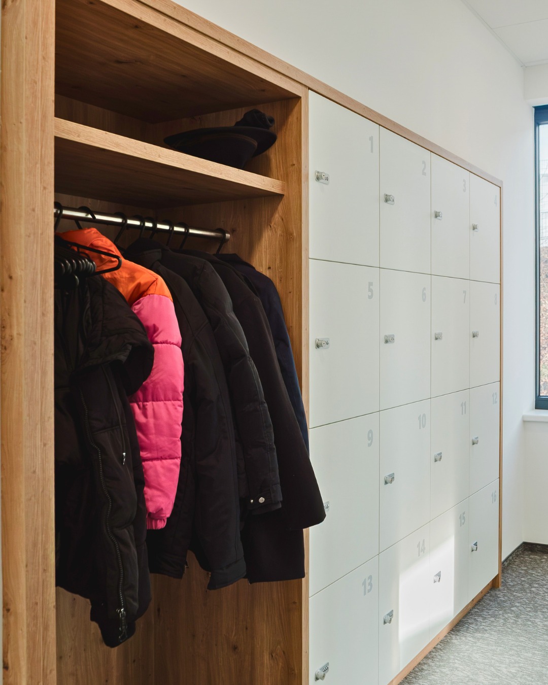 Gemeinsam mit @worldofoffice durften wir die neue Arbeitswelt von @suspagmbh über drei Etagen hinweg für 110 Mitarbeiter mitgestalten.
Von uns stammen die Lockerschränke mit integrierten Zahlenkennzeichnungen. Ebenso umgesetzt wurde ein Garderobenbereich im warmen Holzdekor mit offener Struktur, der großzügigen Platz für Jacken und persönliche Kleidung bietet.
Ein besonderes Highlight ist der maßgefertigte Empfangstresen, der im Eingangsbereich für einen freundlichen und professionellen ersten Eindruck sorgt.
#SchreinereiWerthammer #WorldOfOffice #Suspa #Innenausbau #ProjektHighlight #Arbeitswelten #HandwerkMitPlan #BüroDesign