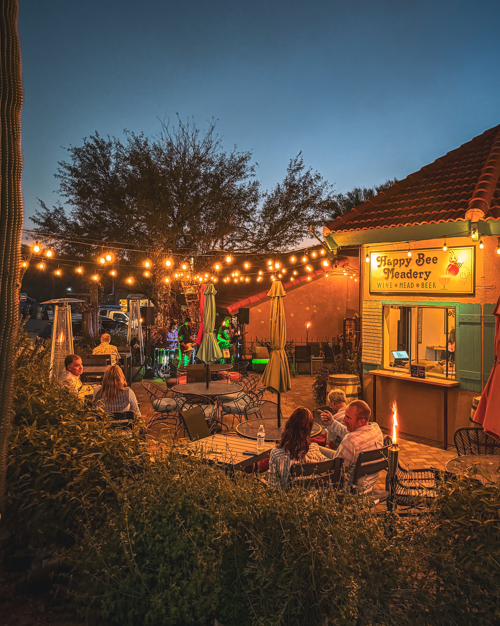 Come sip some mead and enjoy live music this weekend at Happy Bee Meadery 🍯🎶
Saturday, December 20 from 4–7pm with Russell Alan
Sunday, December 21 from 1–4pm with Ellen Davis
We’ll be closed for Christmas break December 22–30, so swing by this weekend and celebrate with us before the holiday pause. 🎄
#HappyBeeMeadery #CaveCreekAz #CaveCreekMead #CaveCreek #Meadery #Mead #CaveCreekLiving