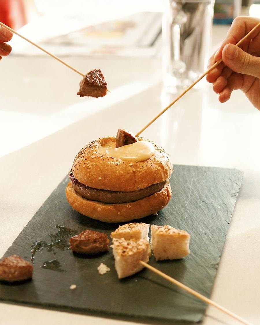 Der Monatsburger, über den alle sprechen werden 🤤
Saftiger Burger trifft auf geschmolzenes Fondue im Inneren –
ein Biss und du bist verloren. 🧀🔥
Nur im Dezember erhältlich!
#food #fondue #burger