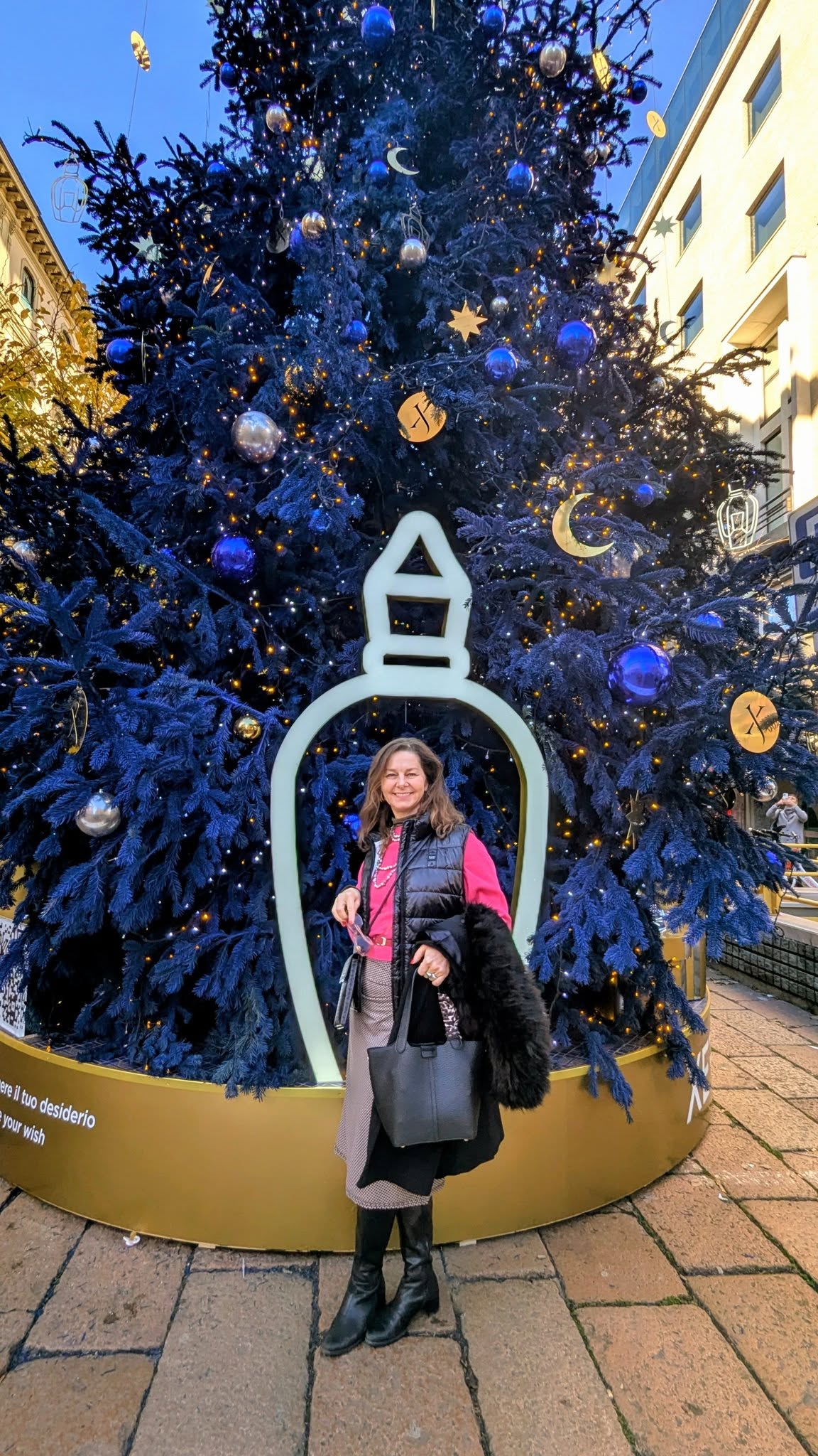 Recyklujete své oblečení přešitím nebo raději vyhodíte a koupíte nové?
Někdy se stane, že mám nějaký kousek, který je pěkný, ale nevhodný střih.
Třeba puntikaté šaty, kterým se příliš otvíral výstřih. Navíc byly z nějakého umělého materiálu a podpaží se mi potily.
Jaké bylo moje řešeni?
Vršek jsme ustřihy a ze zbytku vznikla sukně. Již ji tak nosím skoro devět let. Materiál je na sukni parádní, dobře lehne, dobře drží. Sukně je výborná na cestování: je skladná a nemačká se.
Takové řešení nacházím i pro mé klientky. Ne vždy je potřeba vyhazovat, stačí předělat. Udržitelnost je moderní. Dokonce mám kontakt na švadlenu.
A co vy? Recyklujete?